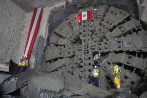 Autoridades inspeccionaron el avance de la máquina que ha excavado más de 6.6 km desde la estación Circunvalación. Foto: Difusión