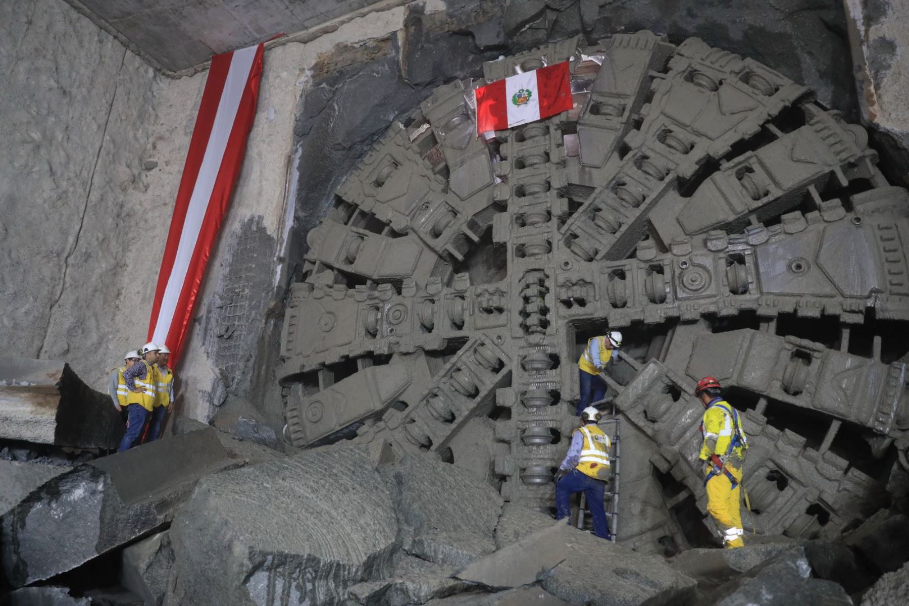 Autoridades inspeccionaron el avance de la máquina que ha excavado más de 6.6 km desde la estación Circunvalación. Foto: Difusión