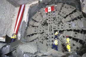 Autoridades inspeccionaron el avance de la máquina que ha excavado más de 6.6 km desde la estación Circunvalación. Foto: Difusión