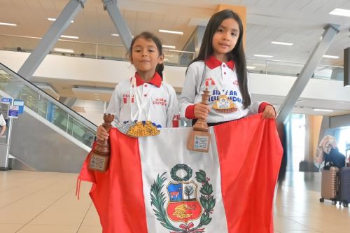 Rebeca Callupe de 6 años y Hyemi de la Cruz de 7 años dejaron en alto el nombre del Perú en campeonato de ajedrez. Foto: ANDINA/Difusión.