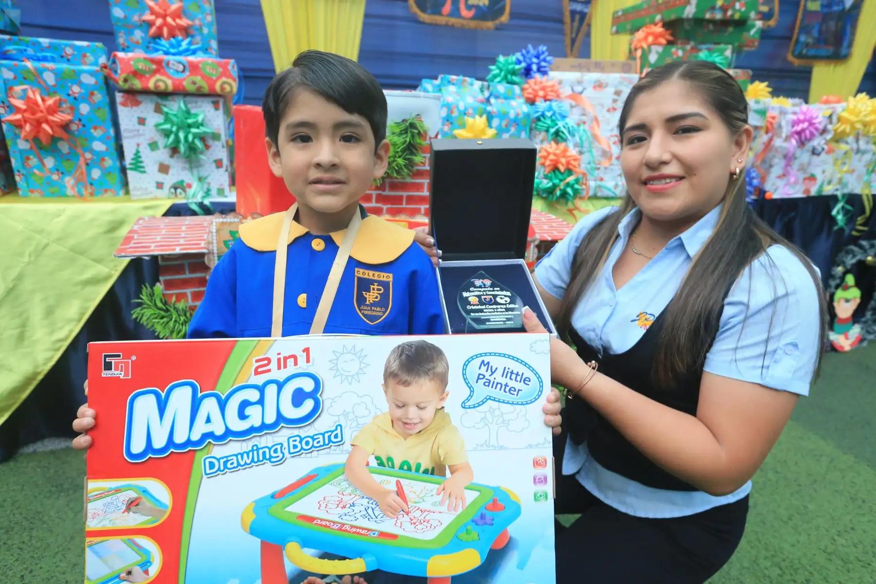 Los niños que se han hecho acreedores de más de 500 medallas tras participar en las más importantes olimpiadas de Lima Metropolitana. Foto:ANDINA/Hector Vinces
