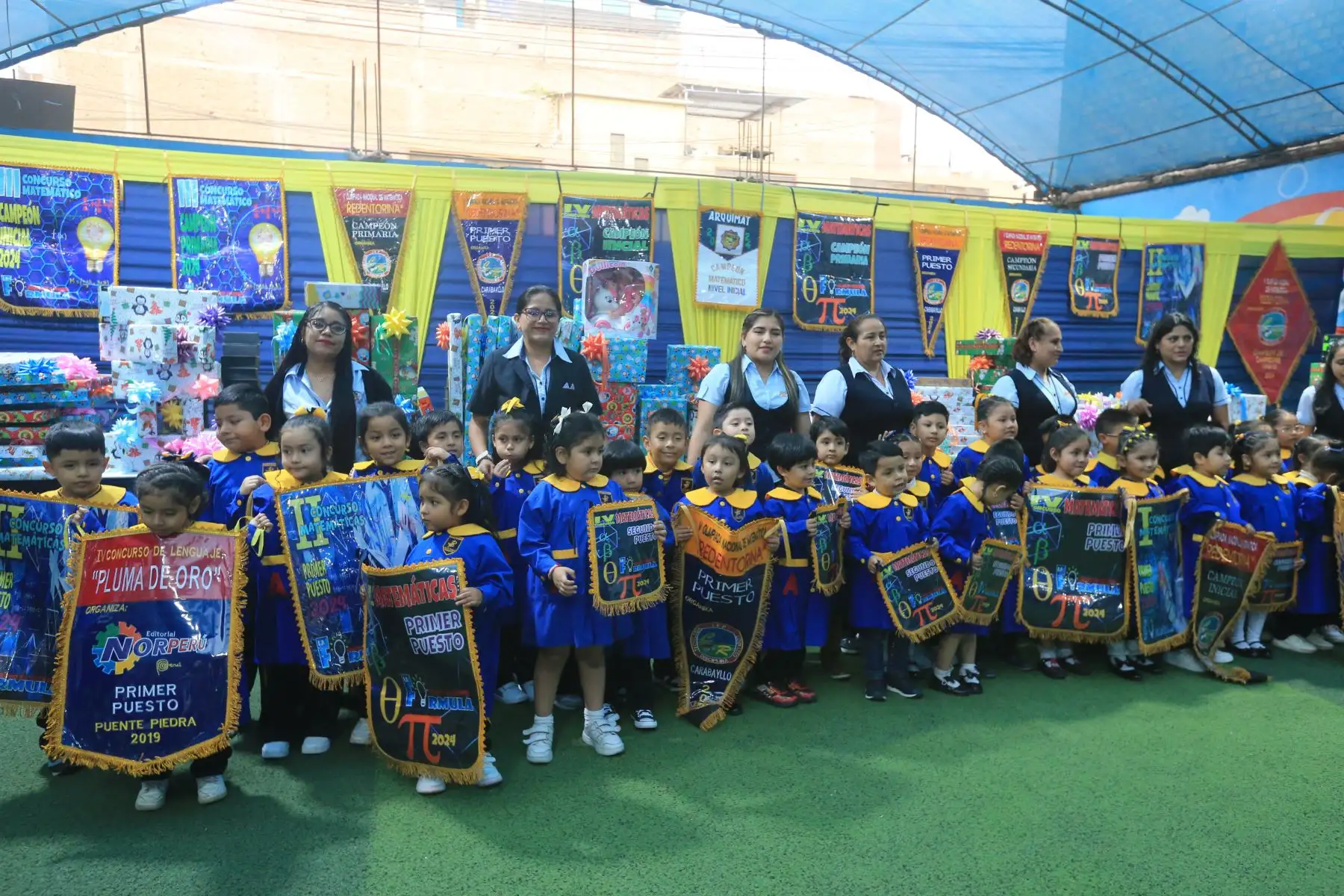 Gran agasajo navideño recibieron los geniecillos de matemáticas, conocimientos generales y lenguaje de los niveles Inicial y Primaria del colegio Juan Pablo Peregrino del distrito de Carabayllo. Foto:ANDINA/Hector Vinces
