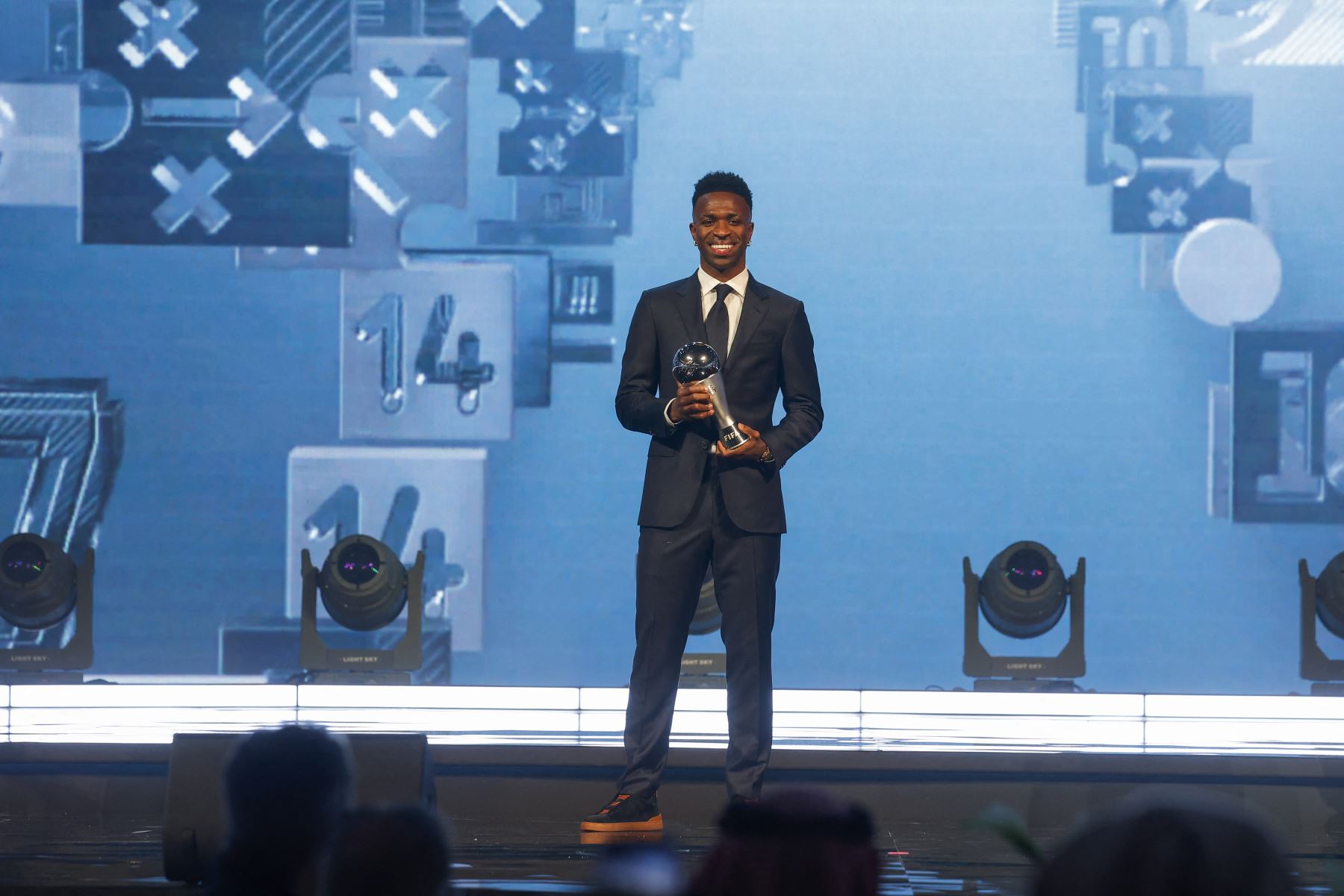 El delantero brasileño Vinicius Junior posa con el trofeo al Mejor Jugador durante la ceremonia de los Best FIFA Football Awards 2024 en Doha. Foto: AFP