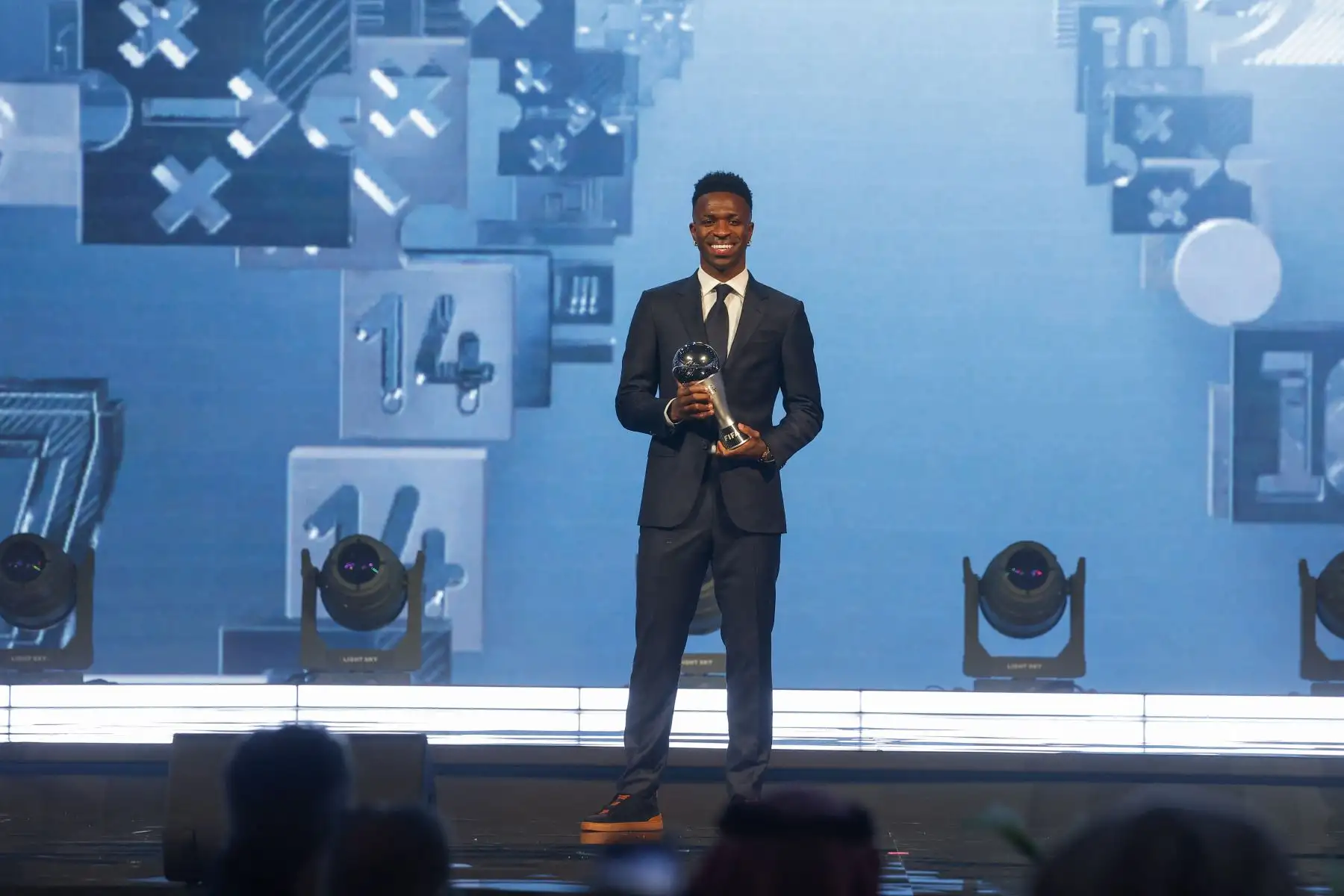 El delantero brasileño Vinicius Junior posa con el trofeo al Mejor Jugador durante la ceremonia de los Best FIFA Football Awards 2024 en Doha. Foto: AFP