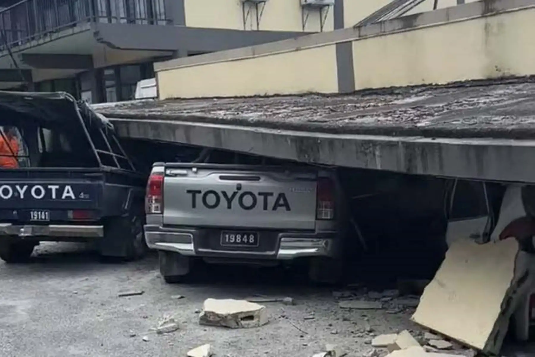 Algunas personas heridas fueron trasladadas en camiones a un hospital de Port Vila, donde otras yacían en camillas o se sentaban en sillas de plástico con los brazos y cabezas vendadas, según imágenes de la televisión pública VBTC. Foto: AFP