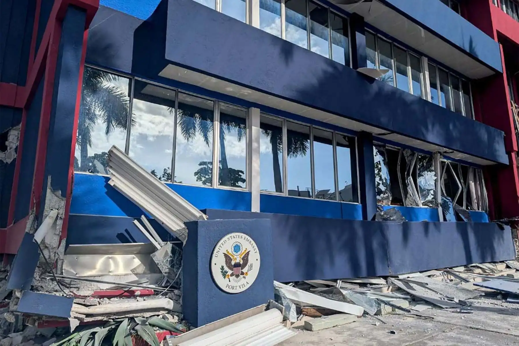 El edificio donde estaban las embajadas de Estados Unidos, Francia, Reino Unido, Australia y Nueva Zelanda se derrumbó, según imágenes de AFPTV. Foto: AFP