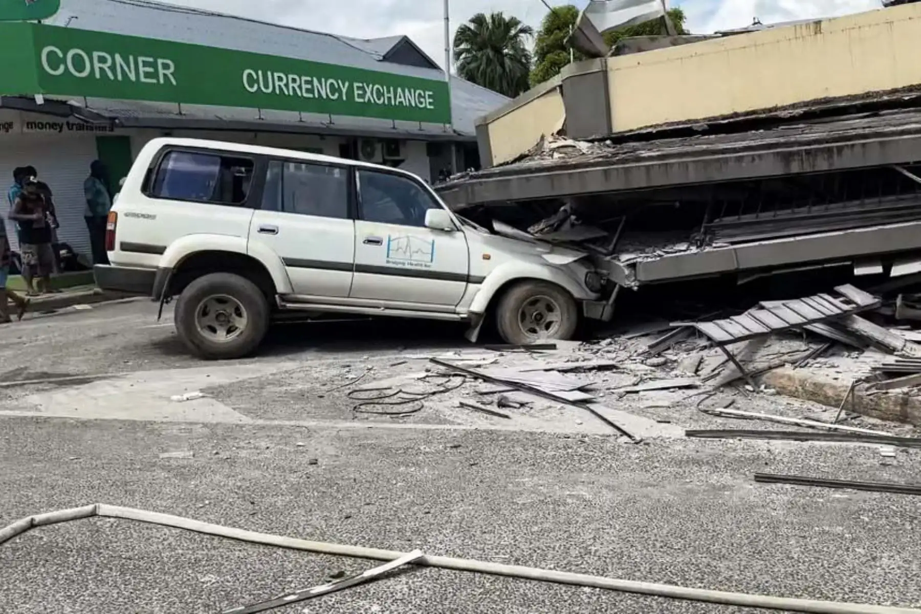 Un fuerte terremoto sacudió este martes el pequeño país insular de Vanuatu, donde destruyó edificios en la capital Port Vila, incluyendo uno que alberga embajadas, y un testigo aseguró a la AFP que observó cadáveres tendidos en la calle. Foto: AFP