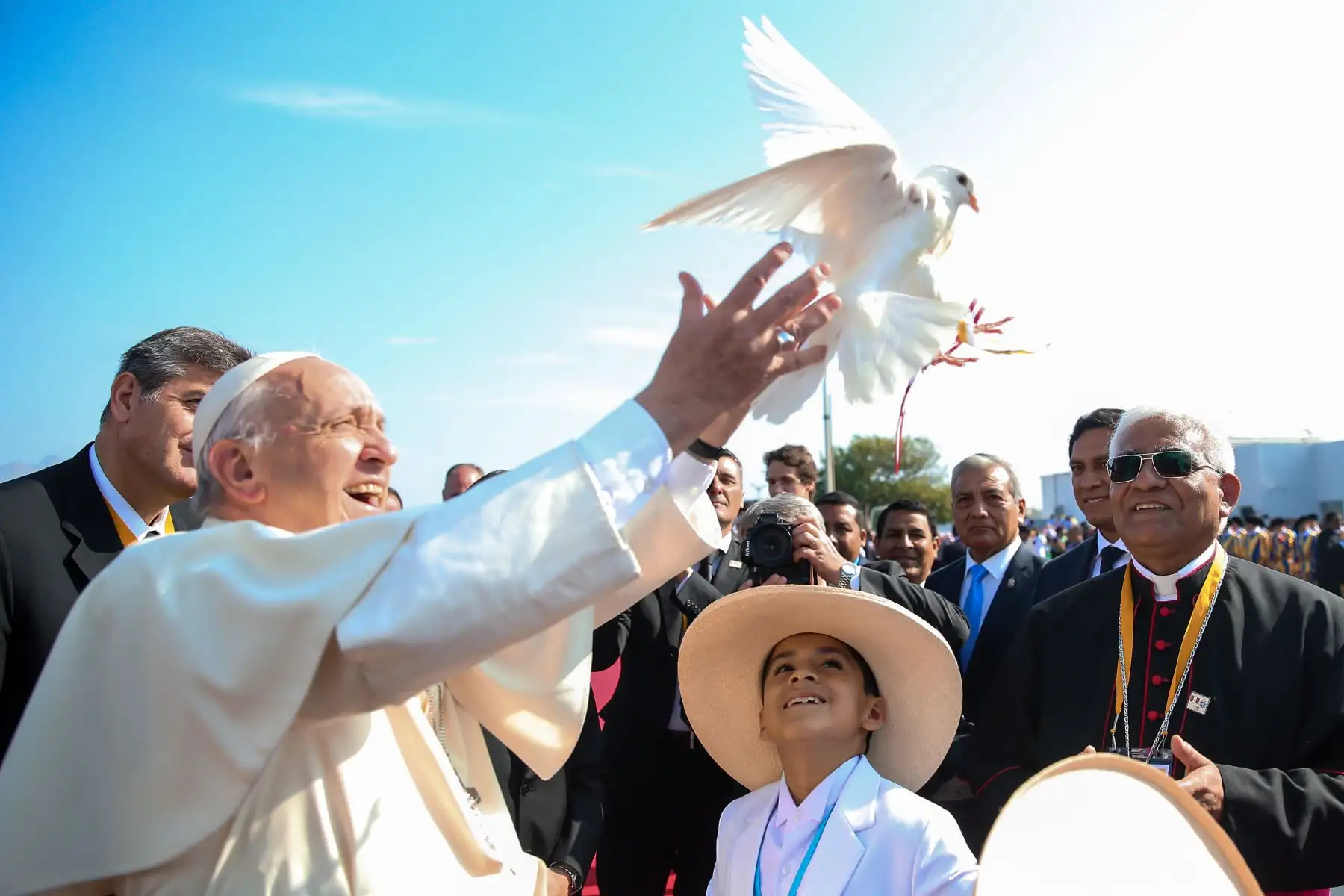 El Papa cumple hoy, 17 de diciembre, 88 años. Cuando llegó a Roma al ser elegido Sucesor de Pedro tenía 76. El tiempo pasa y en tan solo 3 meses, el pontificado que Francisco auguraba corto, entrará en su decimotercer año. Repasa con nosotros la gran cobertura gráfica de la Agencia de Noticias Andina en su visita al Perú, en enero de 2018.  Foto: ANDINA/Juan Carlos Guzmán