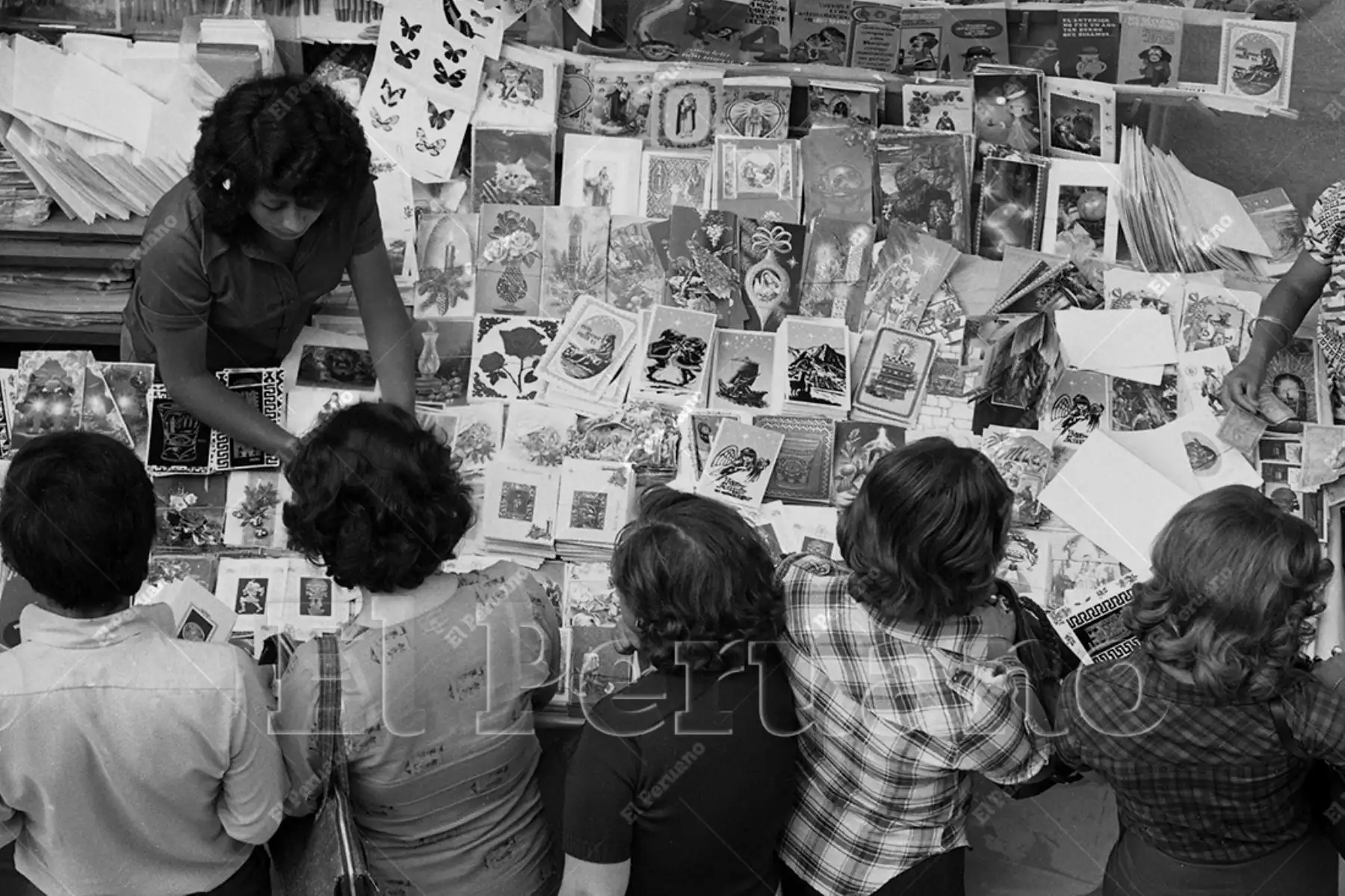 Lima - 15 diciembre 1976 / Venta de tarjetas navideñas en el pasaje de la Casa de Correos de Lima. Foto: Archivo Histórico de El Peruano / Oswaldo Sánchez