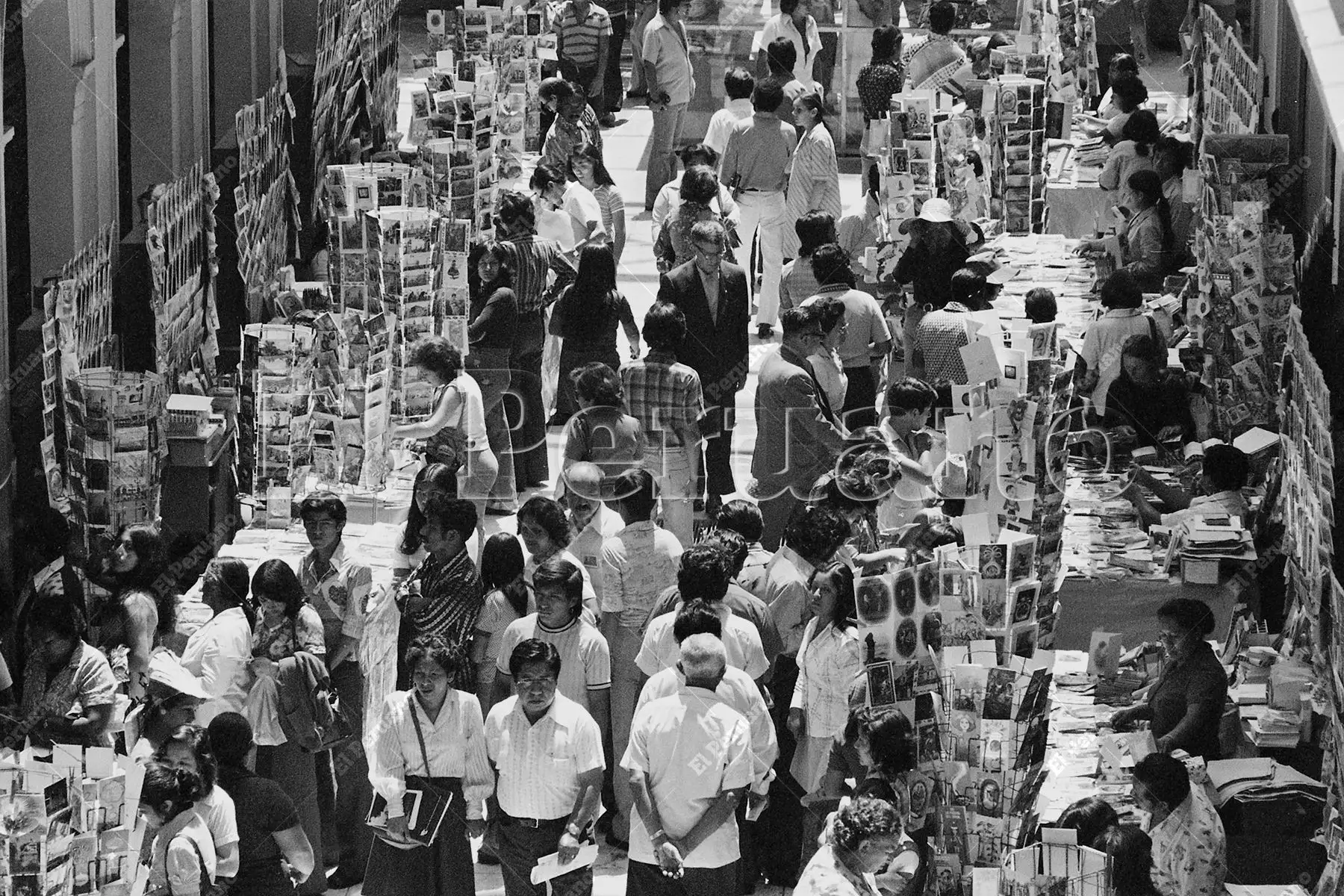 Lima - 19 diciembre 1977 / Venta de tarjetas navideñas en el pasaje de la Casa de Correos de Lima. Foto: Archivo Histórico de El Peruano / Oswaldo Sánchez