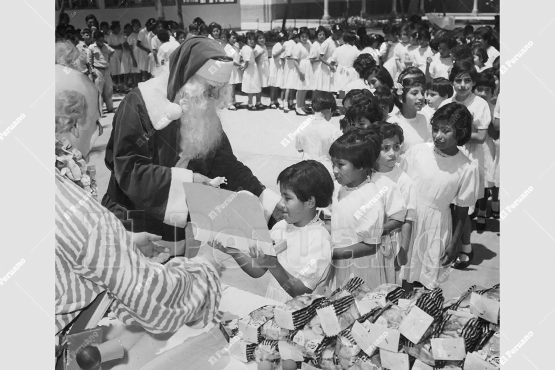 Lima - 14 diciembre 1958 / Reparto de juguetes en el Puericultorio Pérez Araníbar. Foto: Archivo Histórico de El Peruano