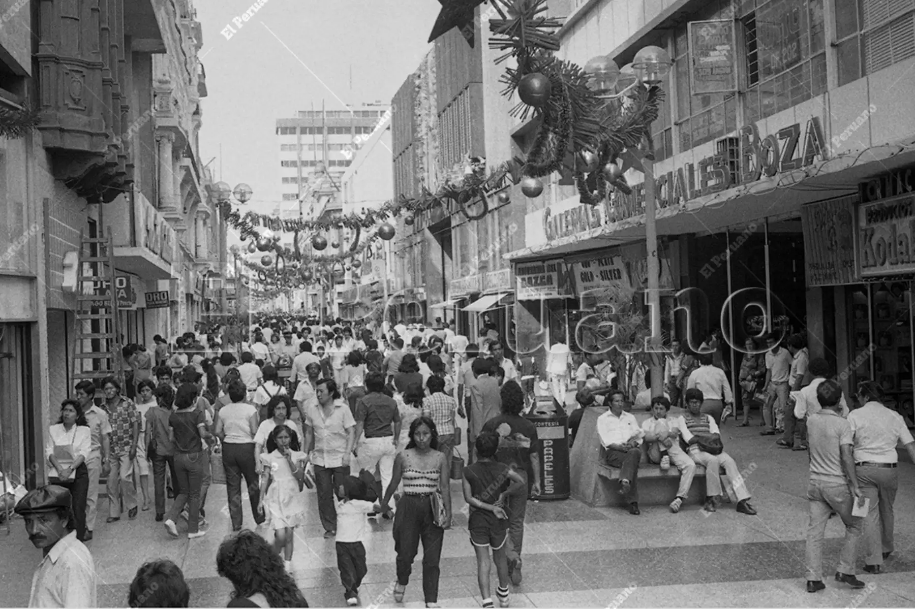 Lima - 16 diciembre 1985 / Vista del jirón De la Unión a la altura de las Galerías Boza a pocos días de la Navidad. Foto: Archivo Histórico de El Peruano