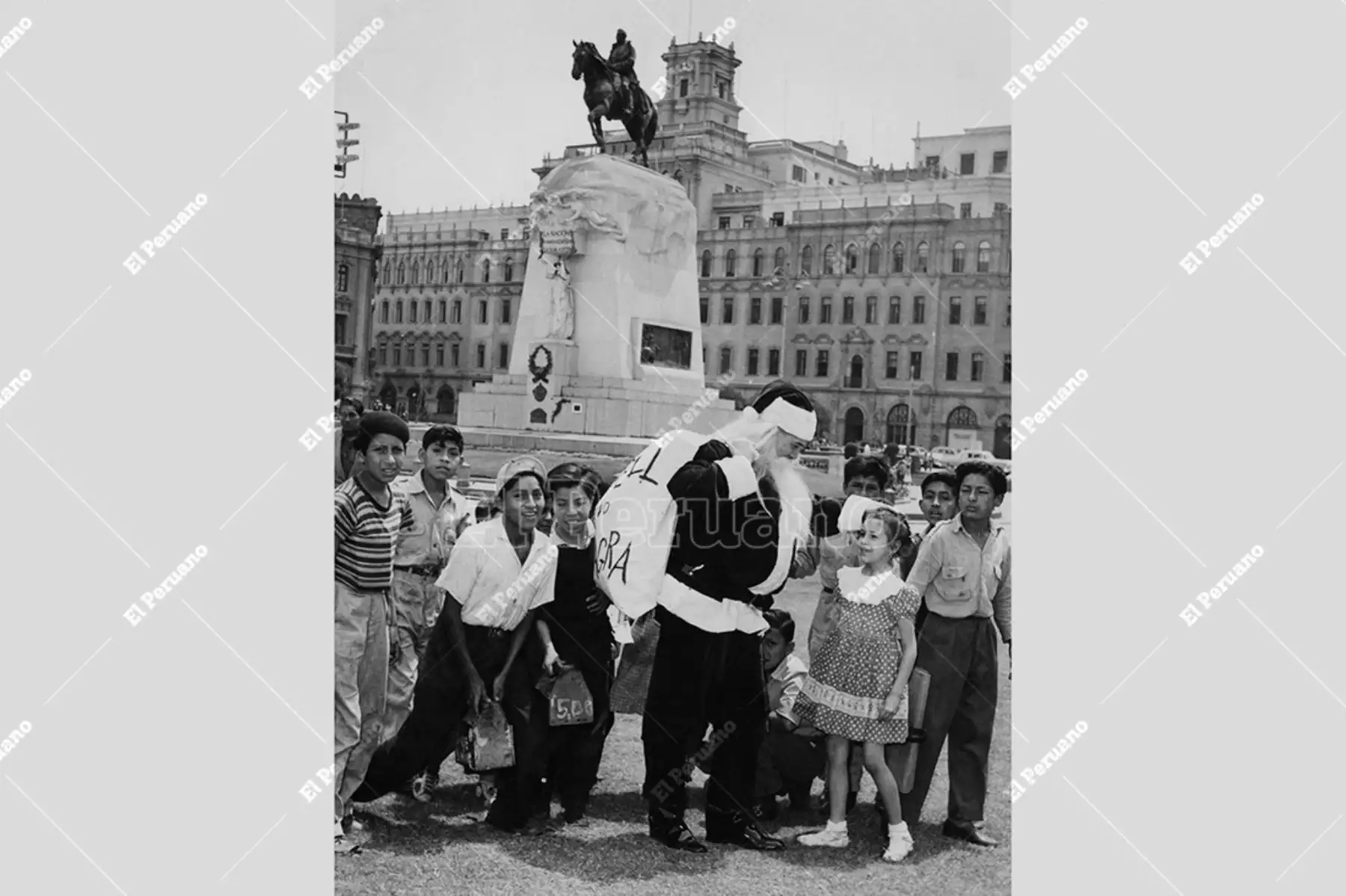 Lima - 17 diciembre 1955 / Papa Noel de Panagra departe con un grupo de niños en la Plaza San Martín antes de dirigirse al Puericultorio Pérez Araníbar. Foto: Archivo Histórico de El Peruano