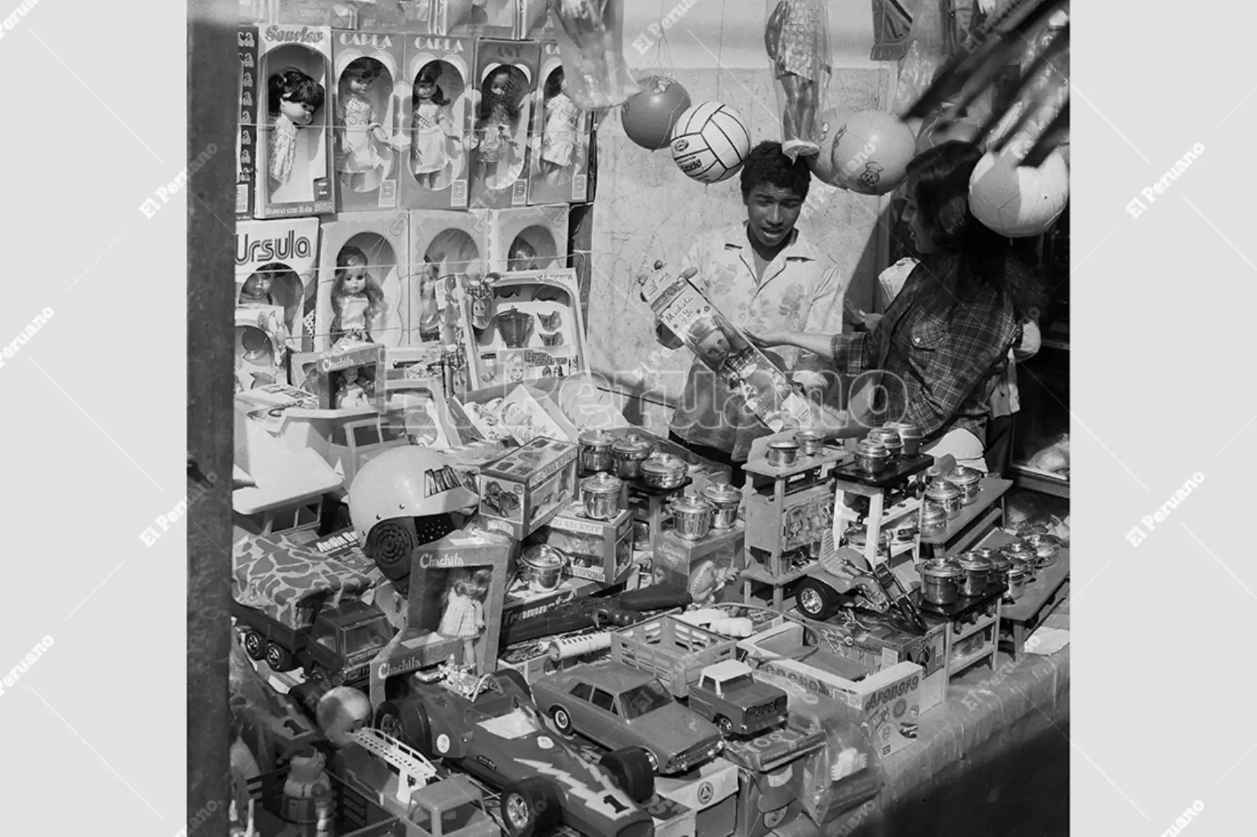 Lima - 7 diciembre 1976 / A pocos días de la Navidad, se incrementó la venta de juguetes en puestos ambulantes de las calles del centro de Lima. Foto: Archivo Histórico de El Peruano / Rómulo Luján