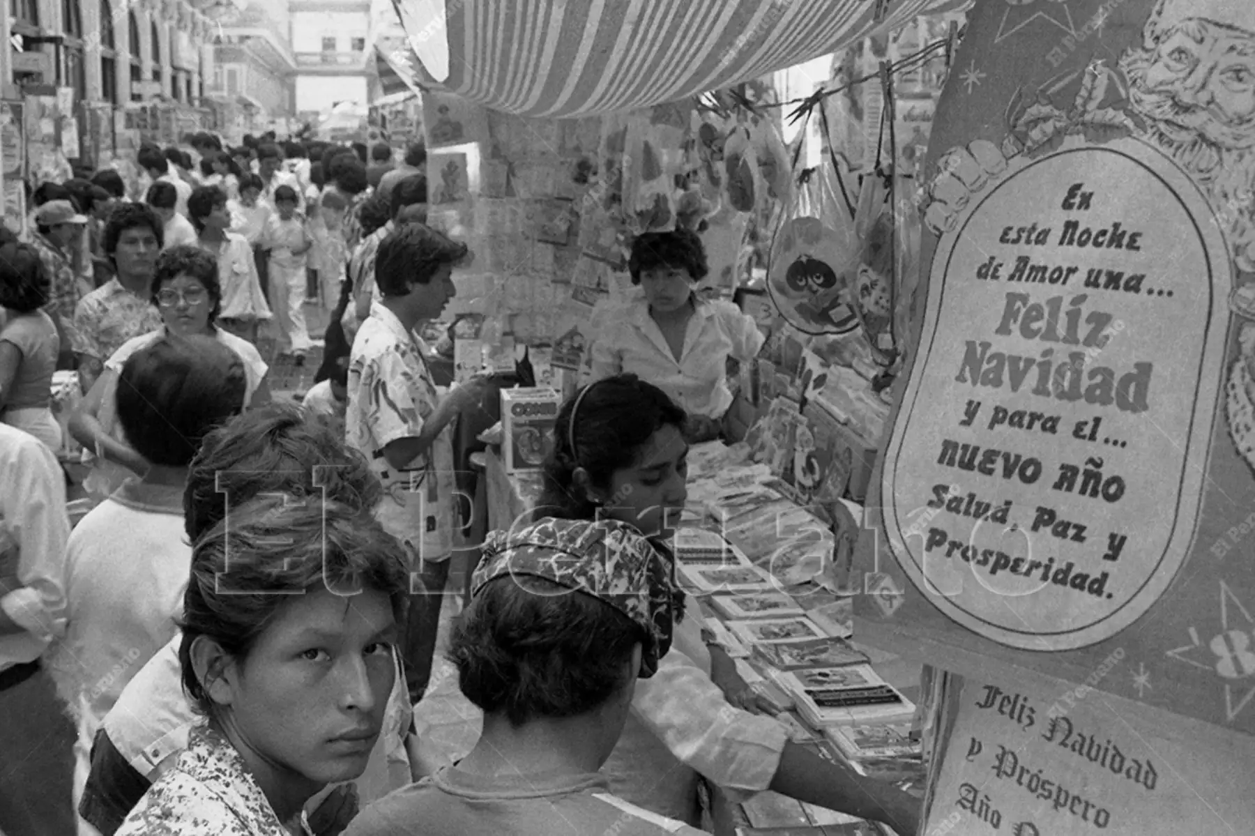 Lima - 24 diciembre 1987 / Venta de tarjetas de Navidad en pasaje de la Casa de Corroes de Lima. Foto: Archivo Histórico de El Peruano / Rómulo Luján