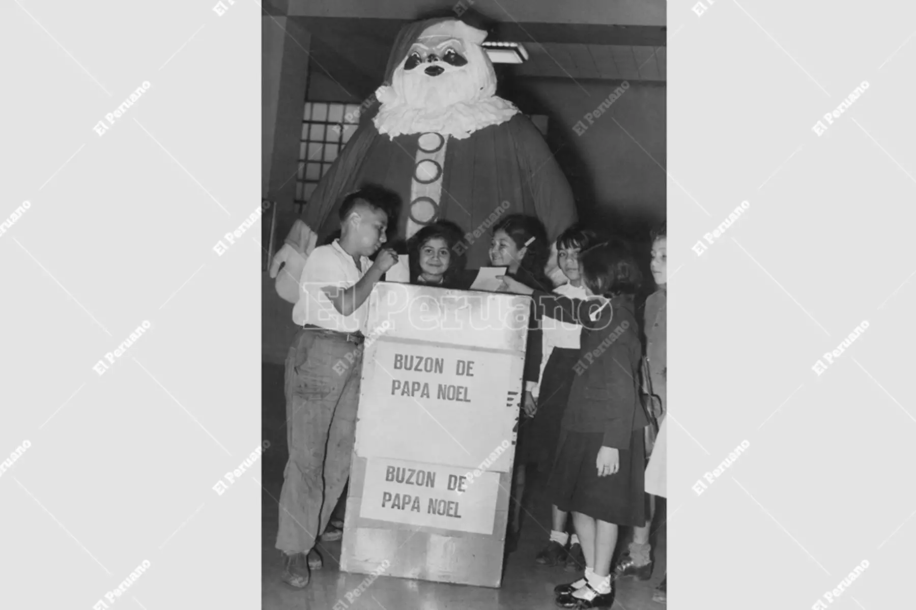 Lima - 15 diciembre 1954 / Un desfile interminable de niños llega hasta el buzón de Papa Noel en el hall del diario La Crónica para depositar sus cartas en espera de los mejores regalos.  Foto: Archivo Histórico de El Peruano