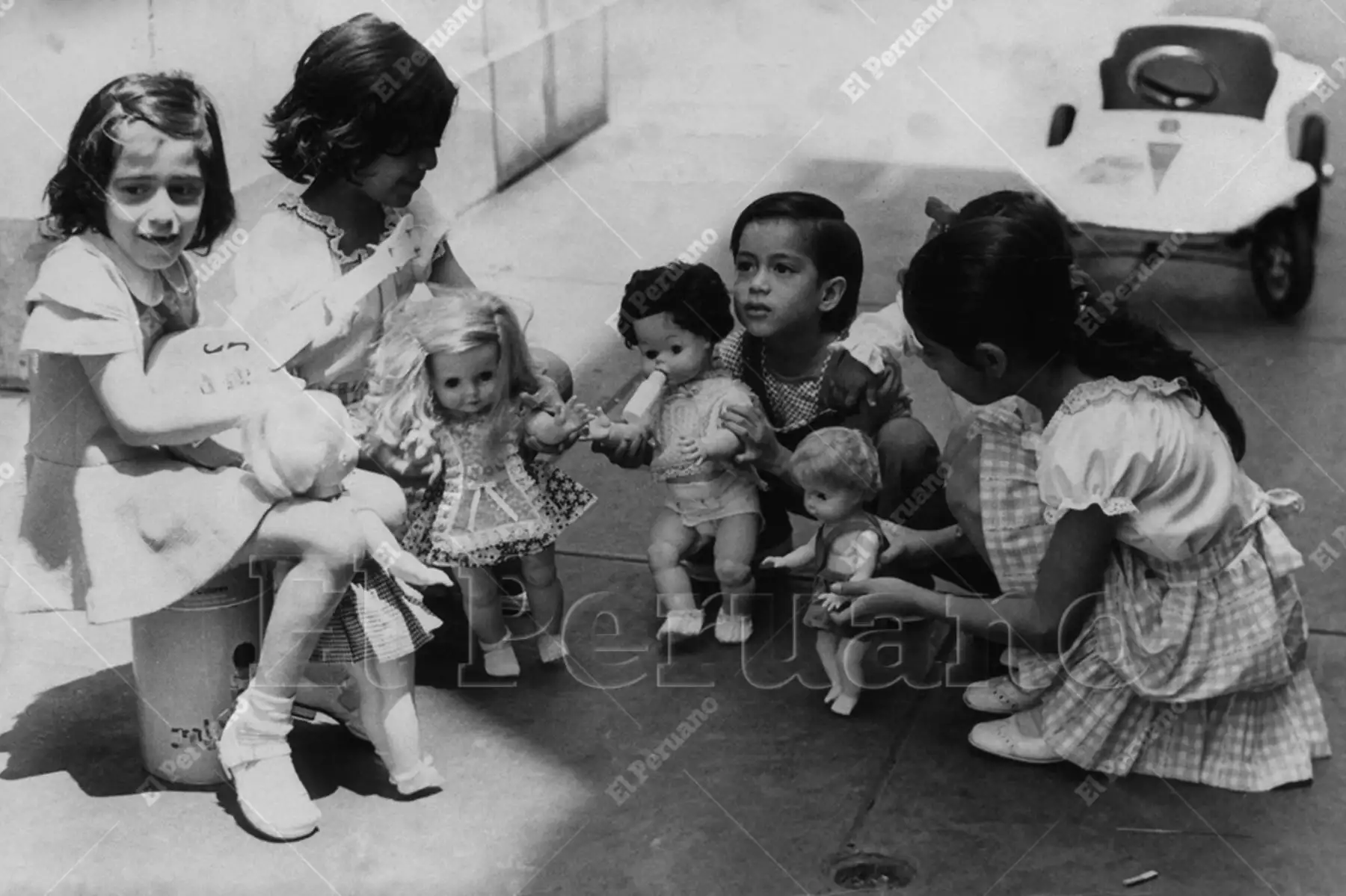 Lima - 25 diciembre 1973 / Un grupo de niñas juega con sus regalos de Navidad. Foto: Archivo Histórico de El Peruano