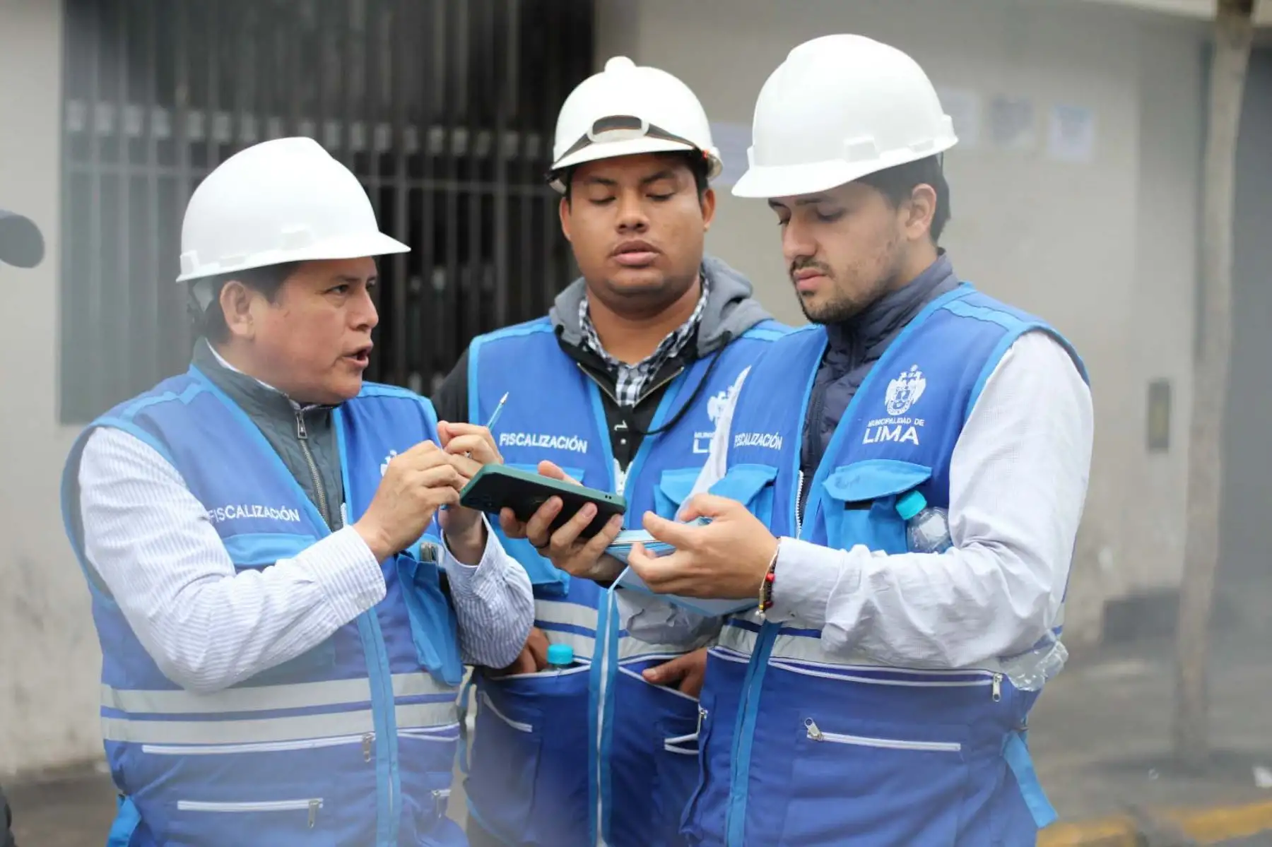 La instalación de las estructuras metálicas continuará desarrollándose en los siguientes días, con el fin de cumplir con la consigna encomendada por el alcalde metropolitano, Rafael López Aliaga, en pro de salvaguardar la integridad de los limeños, garantizando así, el respeto y orden de los espacios públicos en la zona comercial del Cercado de Lima. Foto: ANDINA/Difusión