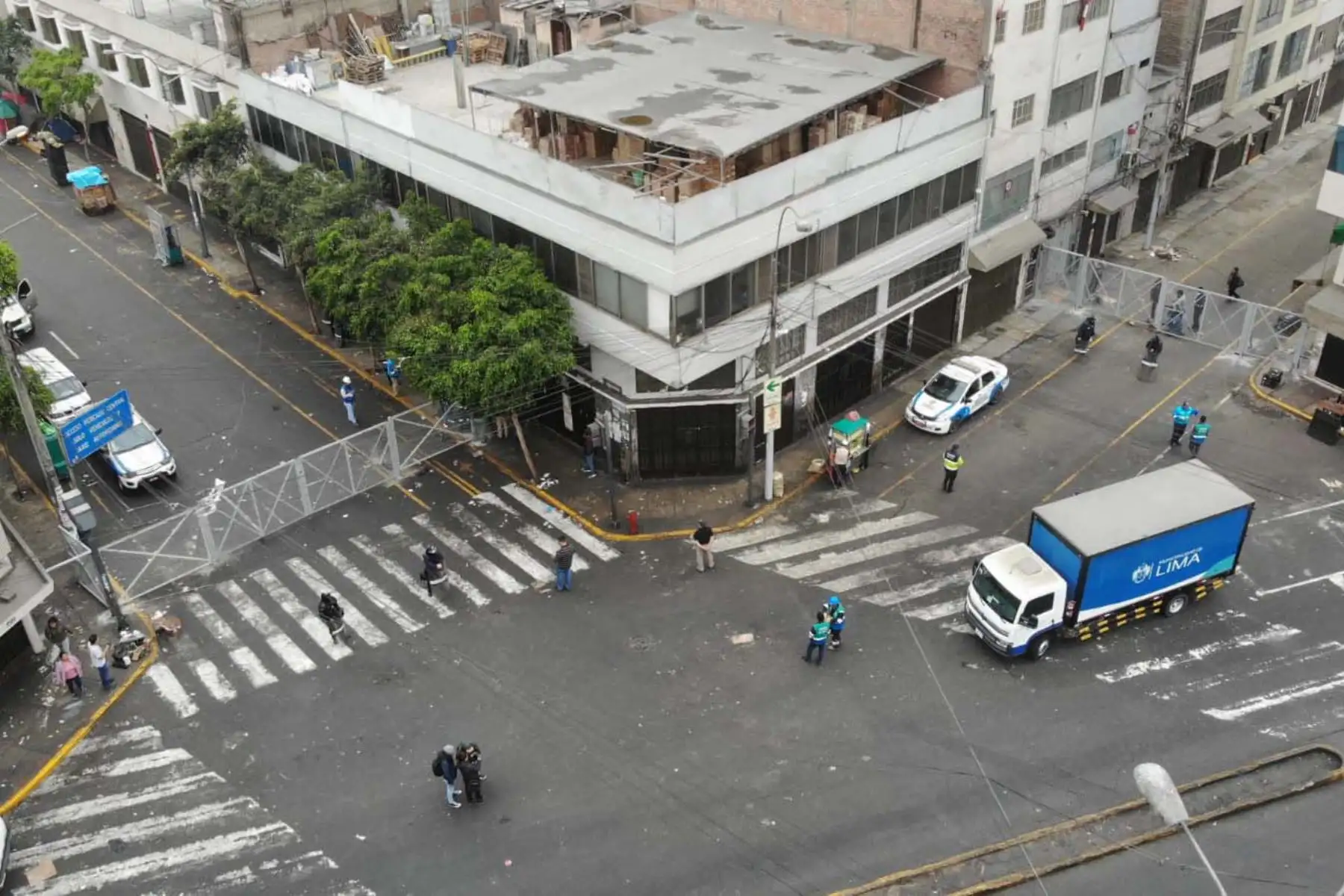 La Municipalidad Metropolitana de Lima reforzó las medidas de seguridad en los conglomerados del Mercado Central y Mesa Redonda, con la instalación permanente de rejas de control, en pro de garantizar el respeto de los espacios públicos y salvaguardar la integridad de los miles de personas que concurren durante esta temporada del año a la zona comercial de la capital. Foto: ANDINA/Difusión
