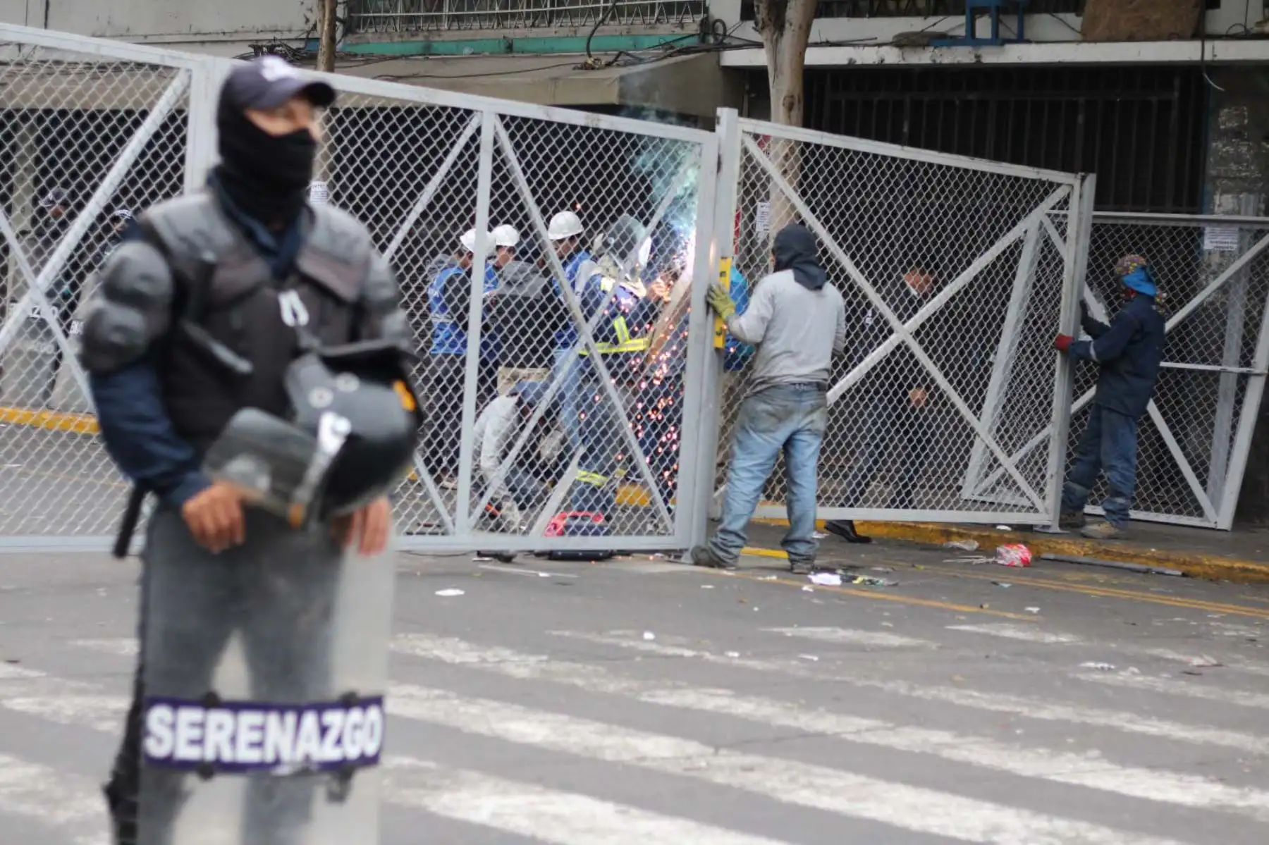 La Municipalidad Metropolitana de Lima reforzó las medidas de seguridad en los conglomerados del Mercado Central y Mesa Redonda, con la instalación permanente de rejas de control, en pro de garantizar el respeto de los espacios públicos y salvaguardar la integridad de los miles de personas que concurren durante esta temporada del año a la zona comercial de la capital. Foto: ANDINA/Difusión