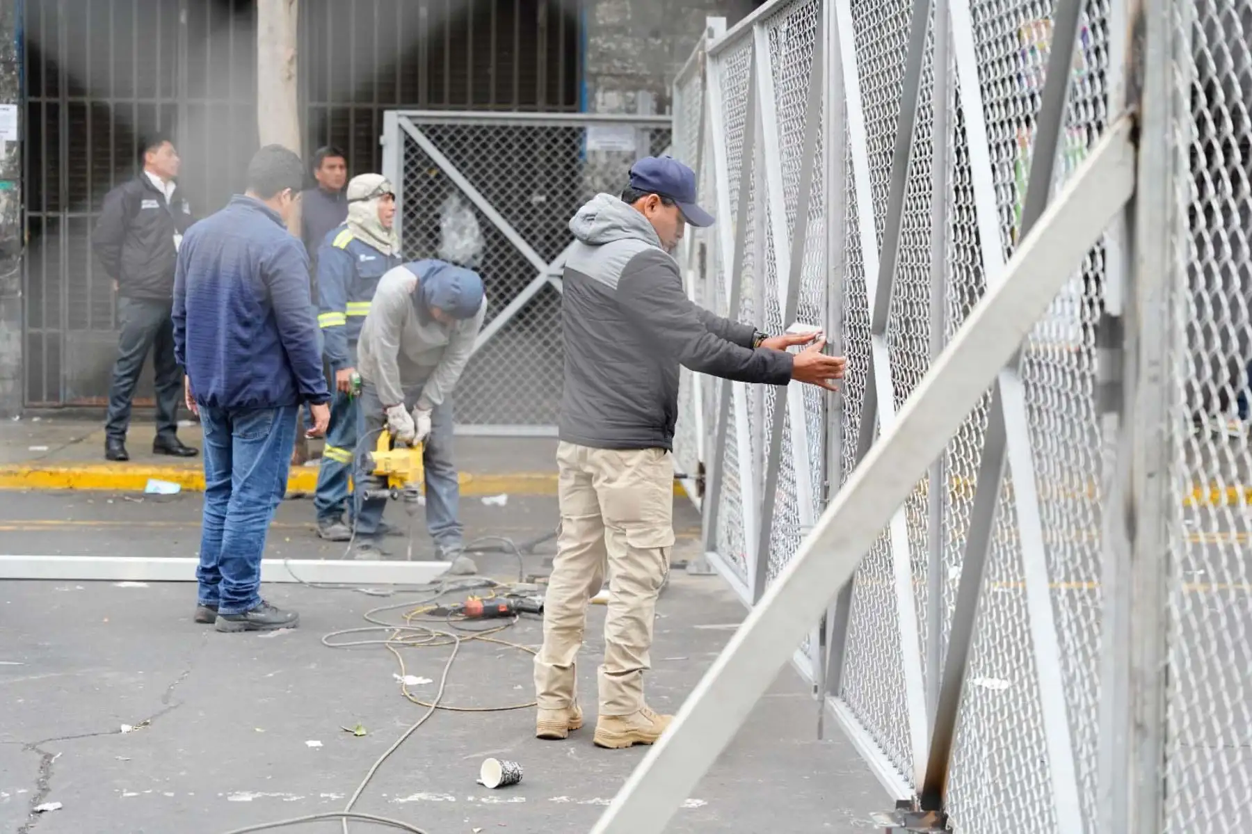 La instalación de las vallas de seguridad se dio con apoyo de personal de las gerencias de Fiscalización y Control, y de Servicios a la Ciudad y Gestión Ambiental, la custodia de estos accesos restringidos está a cargo de fiscalizadores, serenos, personal de Movilidad Urbana, de Gestión del Riesgo de Desastres y Desarrollo Económico. Foto: ANDINA/Difusión