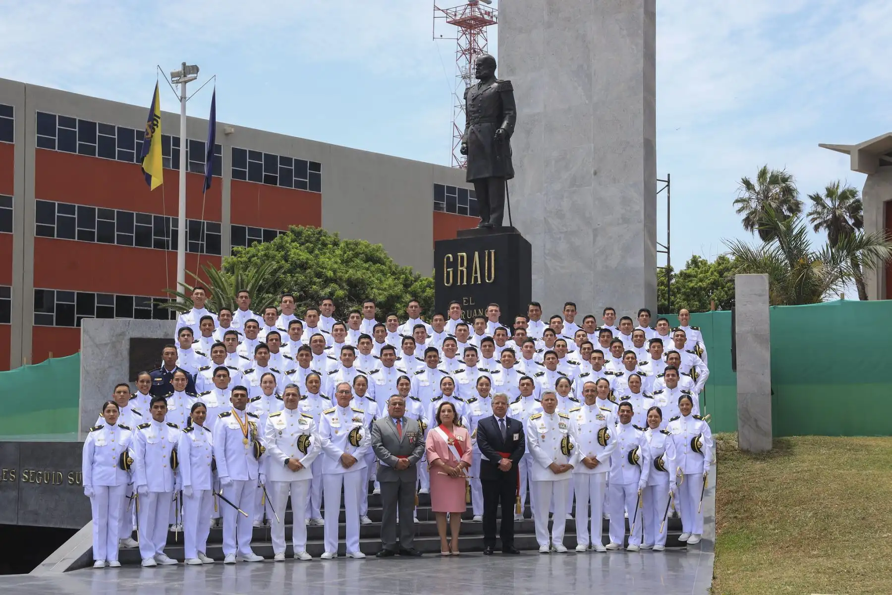La presidenta de la república, Dina Ercilia Boluarte Zegarra, participa en la ceremonia de graduación de los alféreces de fragata de la Escuela Naval del Perú. Foto: ANDINA/Prensa Presidencia