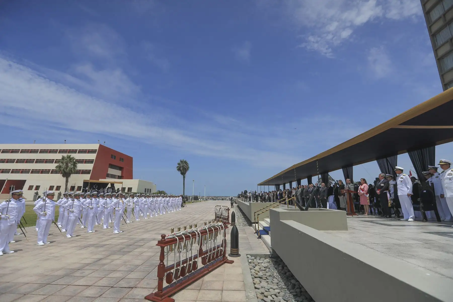 La presidenta de la república, Dina Ercilia Boluarte Zegarra, participa en la ceremonia de graduación de los alféreces de fragata de la Escuela Naval del Perú. Foto: ANDINA/Prensa Presidencia