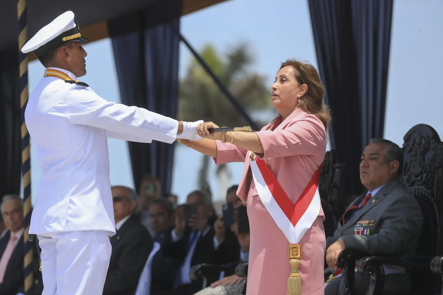 La presidenta de la república, Dina Ercilia Boluarte Zegarra, participa en la ceremonia de graduación de los alféreces de fragata de la Escuela Naval del Perú. Foto: ANDINA/Prensa Presidencia