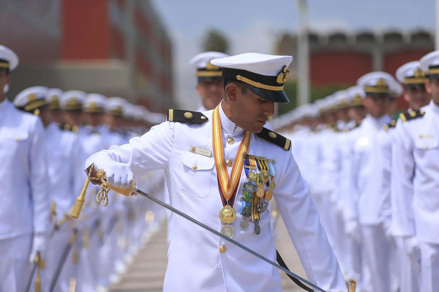 La presidenta de la república, Dina Ercilia Boluarte Zegarra, participa en la ceremonia de graduación de los alféreces de fragata de la Escuela Naval del Perú. Foto: ANDINA/Prensa Presidencia