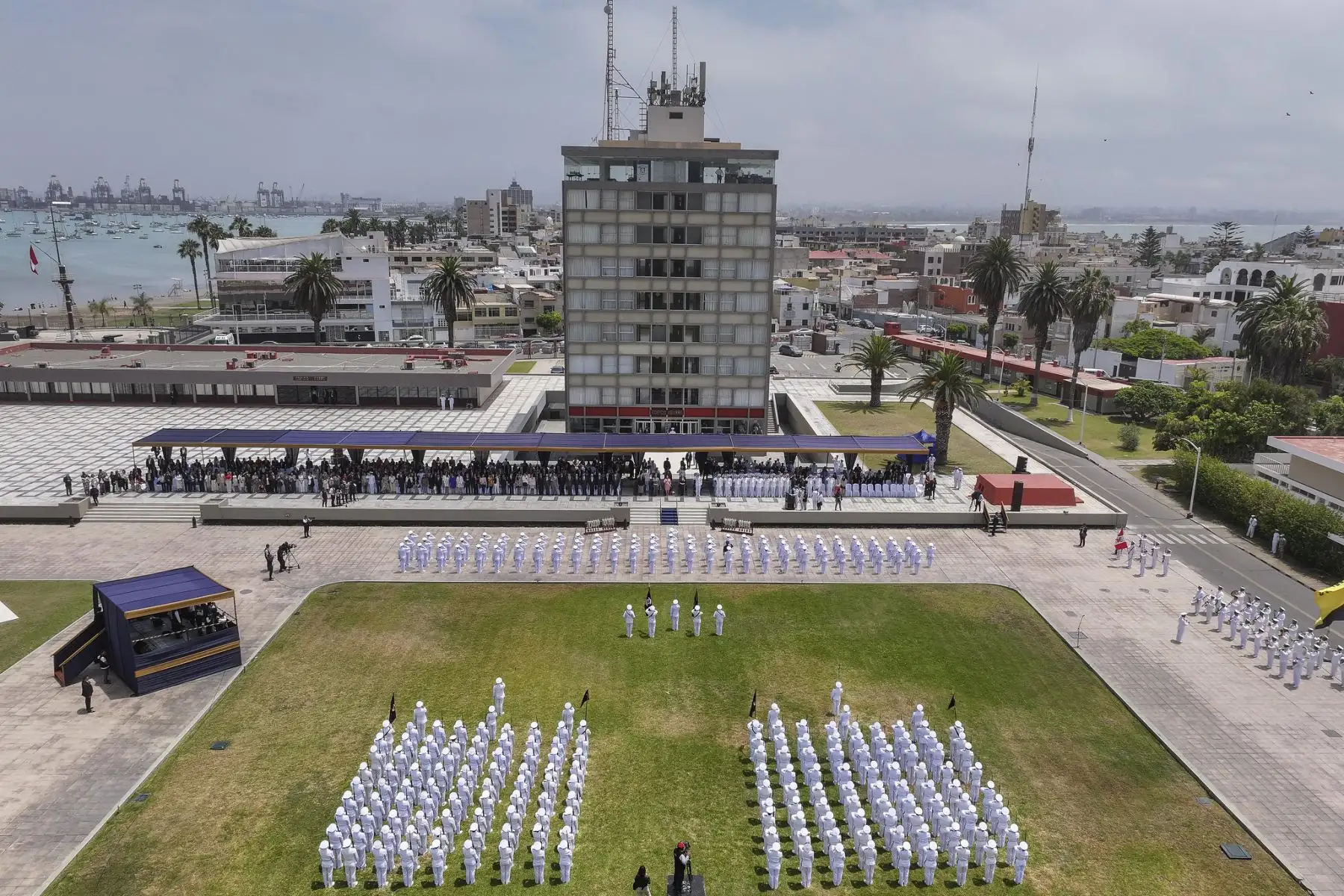 La presidenta de la república, Dina Ercilia Boluarte Zegarra, participa en la ceremonia de graduación de los alféreces de fragata de la Escuela Naval del Perú. Foto: ANDINA/Prensa Presidencia