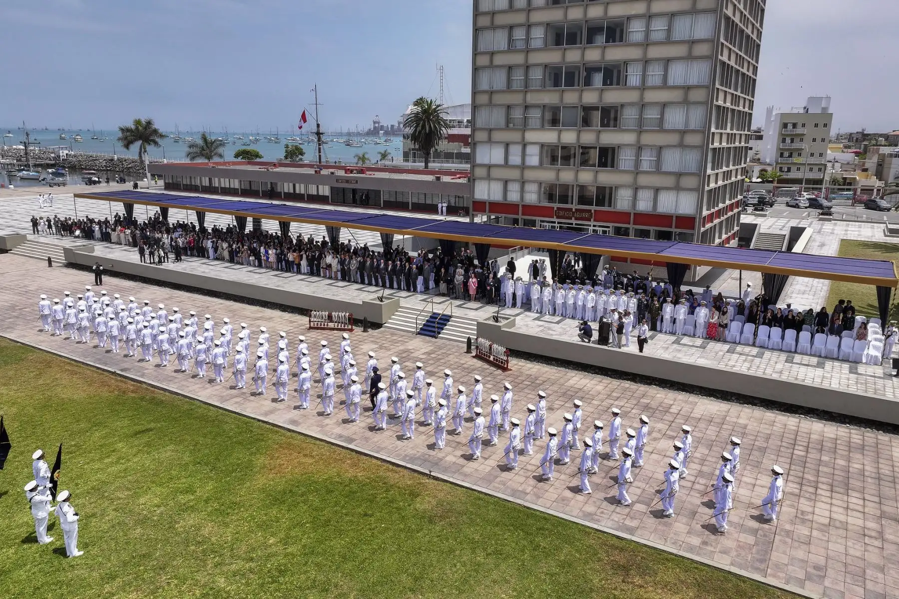 La presidenta de la república, Dina Ercilia Boluarte Zegarra, participa en la ceremonia de graduación de los alféreces de fragata de la Escuela Naval del Perú. Foto: ANDINA/Prensa Presidencia