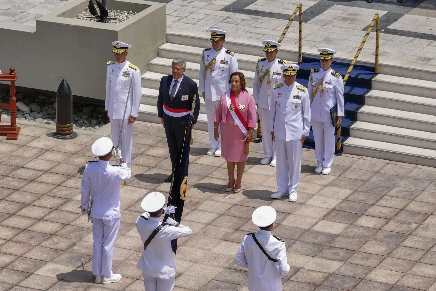 La presidenta de la república, Dina Ercilia Boluarte Zegarra, participa en la ceremonia de graduación de los alféreces de fragata de la Escuela Naval del Perú. Foto: ANDINA/Prensa Presidencia
