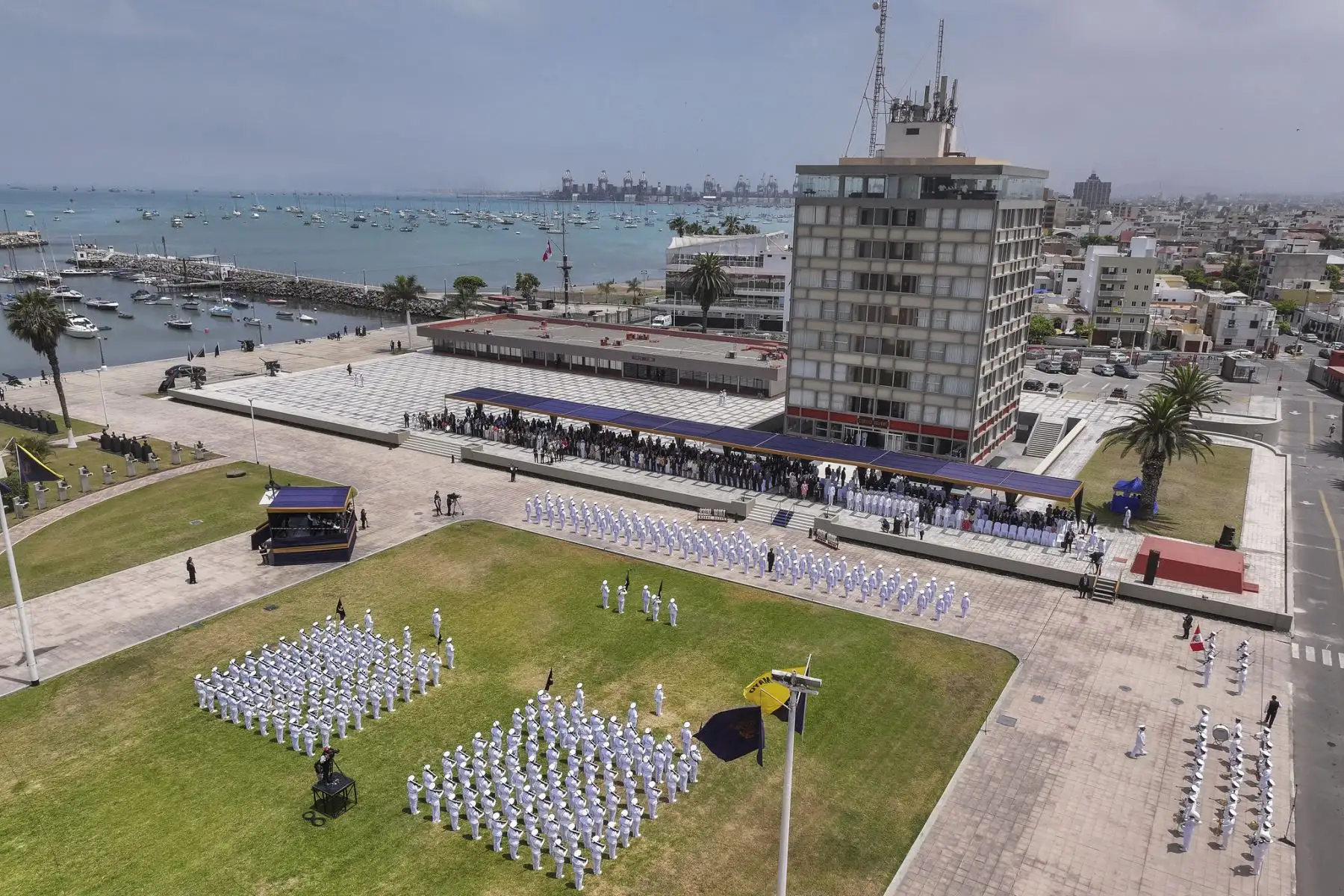 La presidenta de la república, Dina Ercilia Boluarte Zegarra, participa en la ceremonia de graduación de los alféreces de fragata de la Escuela Naval del Perú. Foto: ANDINA/Prensa Presidencia