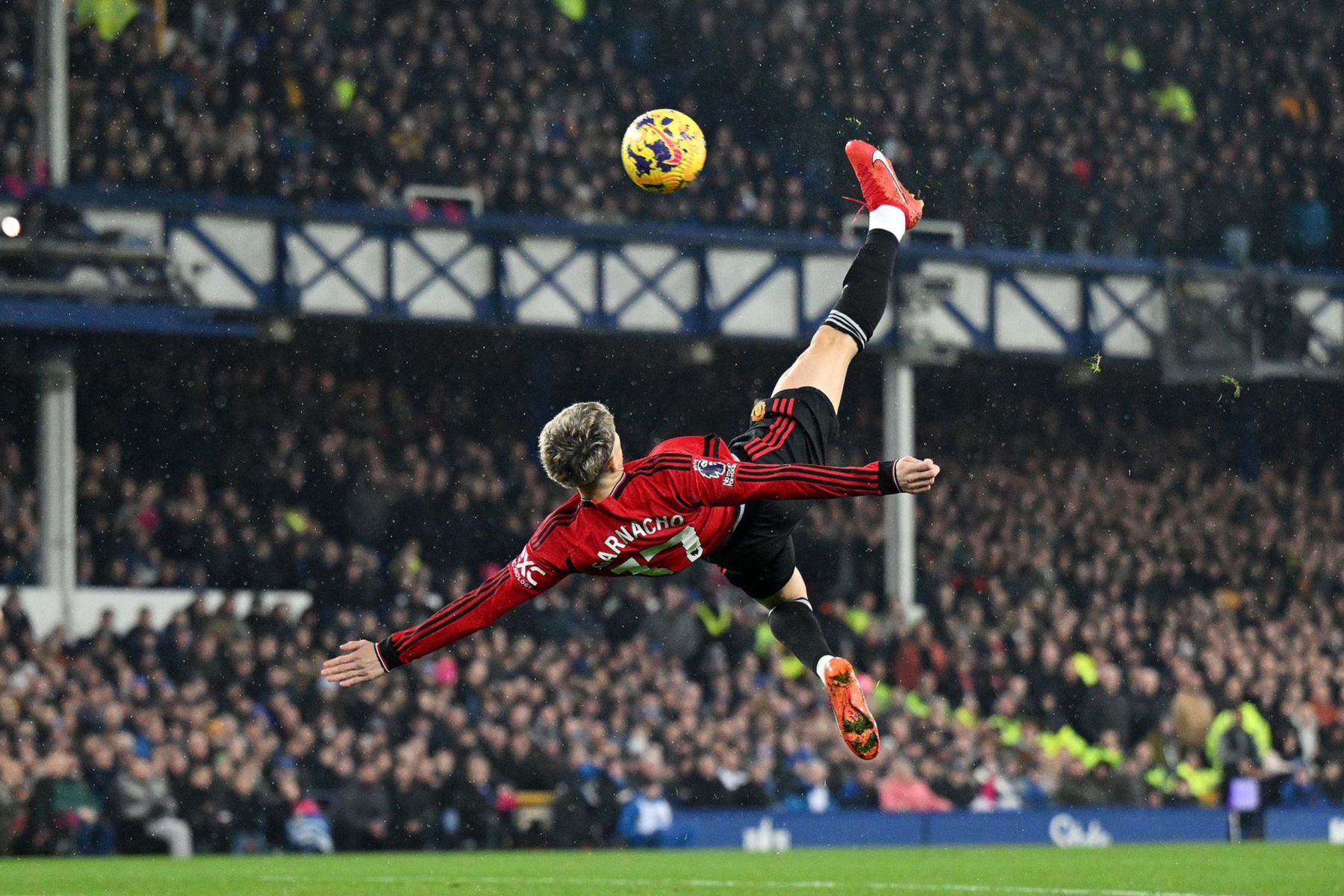 Alejandro Garnacho anota el mejor gol del 2024 con la camiseta del Manchester United