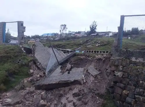 La estructura del estadio municipal del distrito de Goyllarisquizga, región Pasco, colapsó tras la caída de una lluvia intensa. ANDINA/Difusión