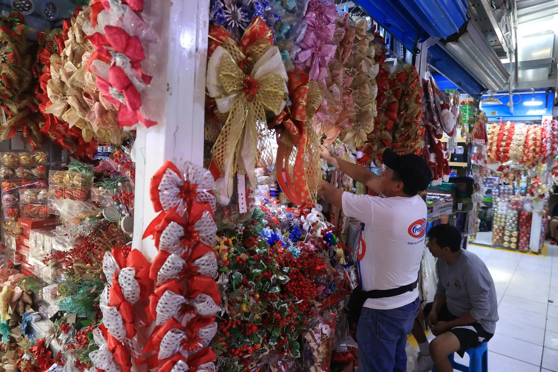 Continúan las compras navideñas de nacimientos y adornos en el centro de Lima. Foto: ANDINA/Jhonel Rodríguez Robles