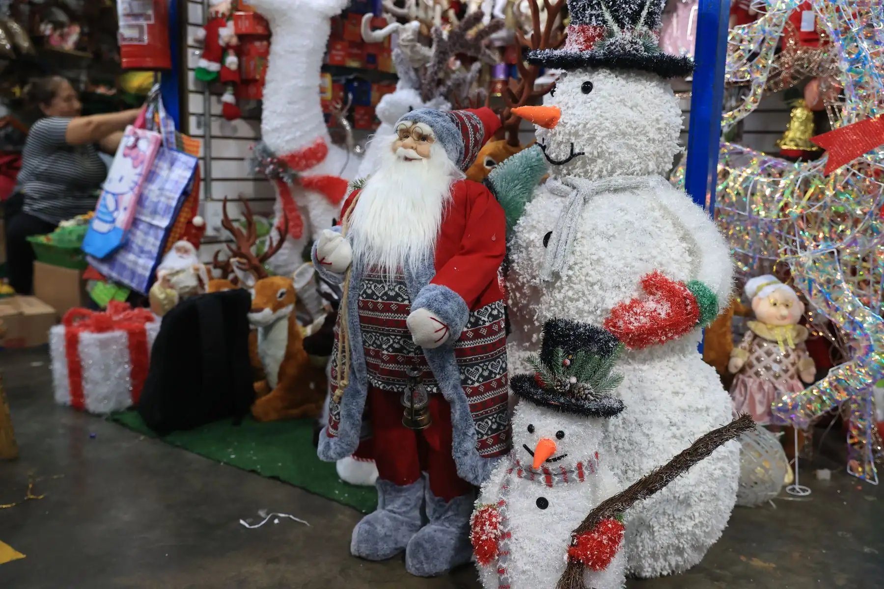 Continúan las compras navideñas de nacimientos y adornos en el centro de Lima. Foto: ANDINA/Jhonel Rodríguez Robles