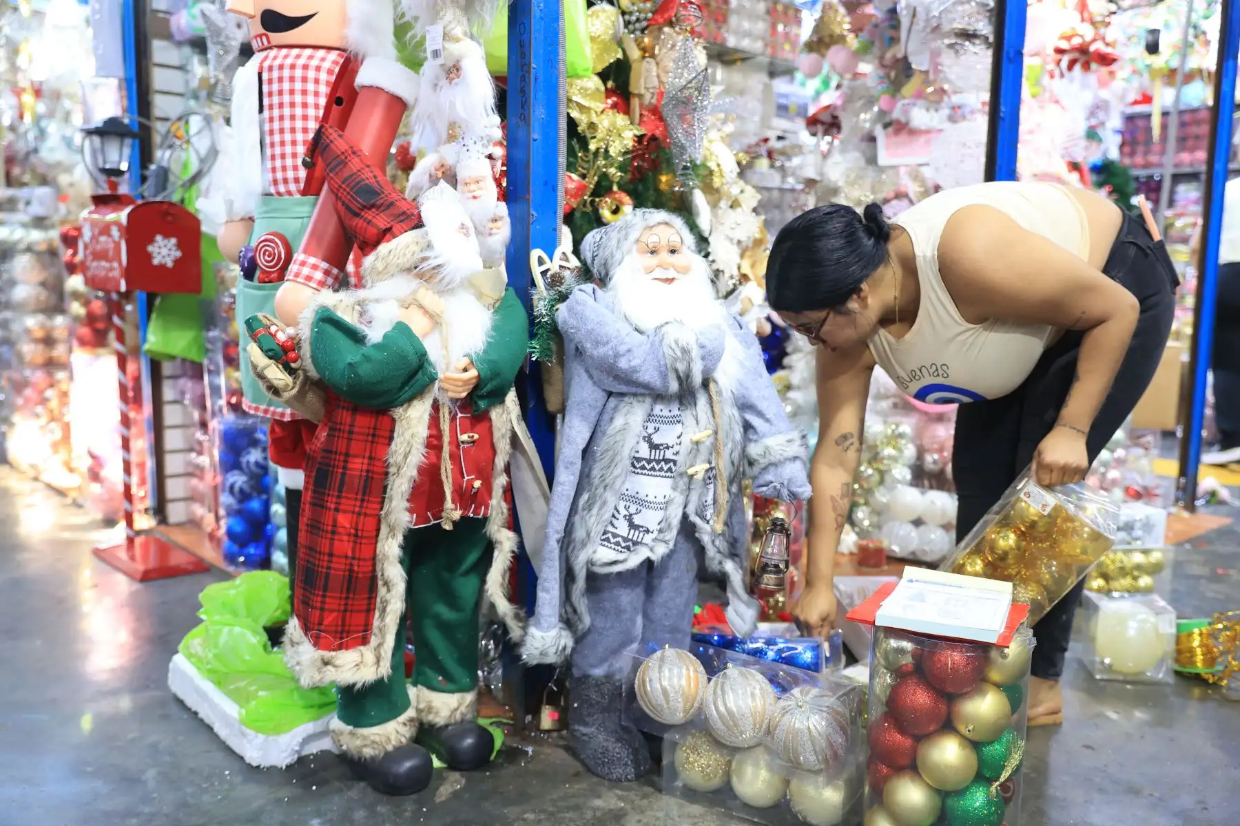 Continúan las compras navideñas de nacimientos y adornos en el centro de Lima. Foto: ANDINA/Jhonel Rodríguez Robles