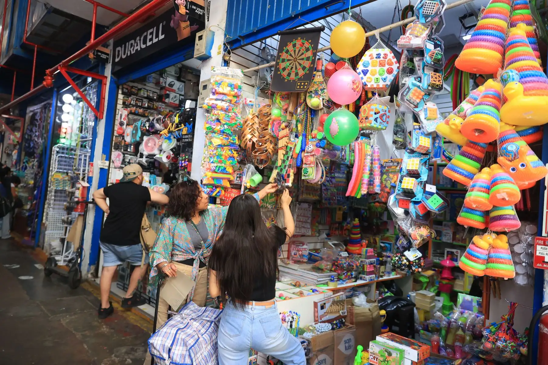 Continúan las compras navideñas de nacimientos y adornos en el centro de Lima. Foto: ANDINA/Jhonel Rodríguez Robles