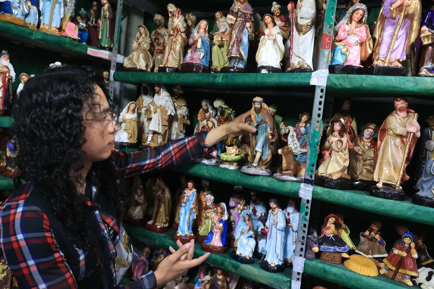 Continúan las compras navideñas de nacimientos y adornos en el centro de Lima. Foto: ANDINA/Jhonel Rodríguez Robles