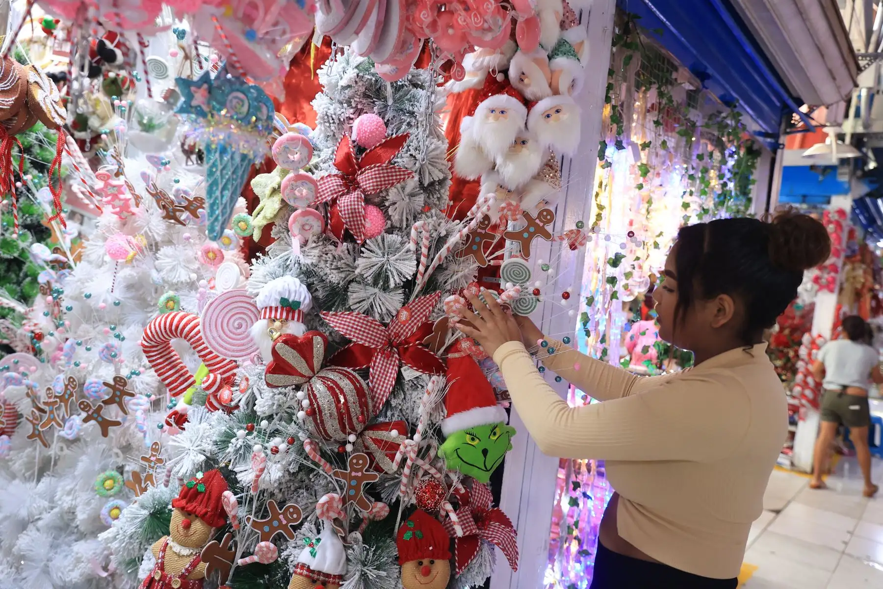 Continúan las compras navideñas de nacimientos y adornos en el centro de Lima. Foto: ANDINA/Jhonel Rodríguez Robles