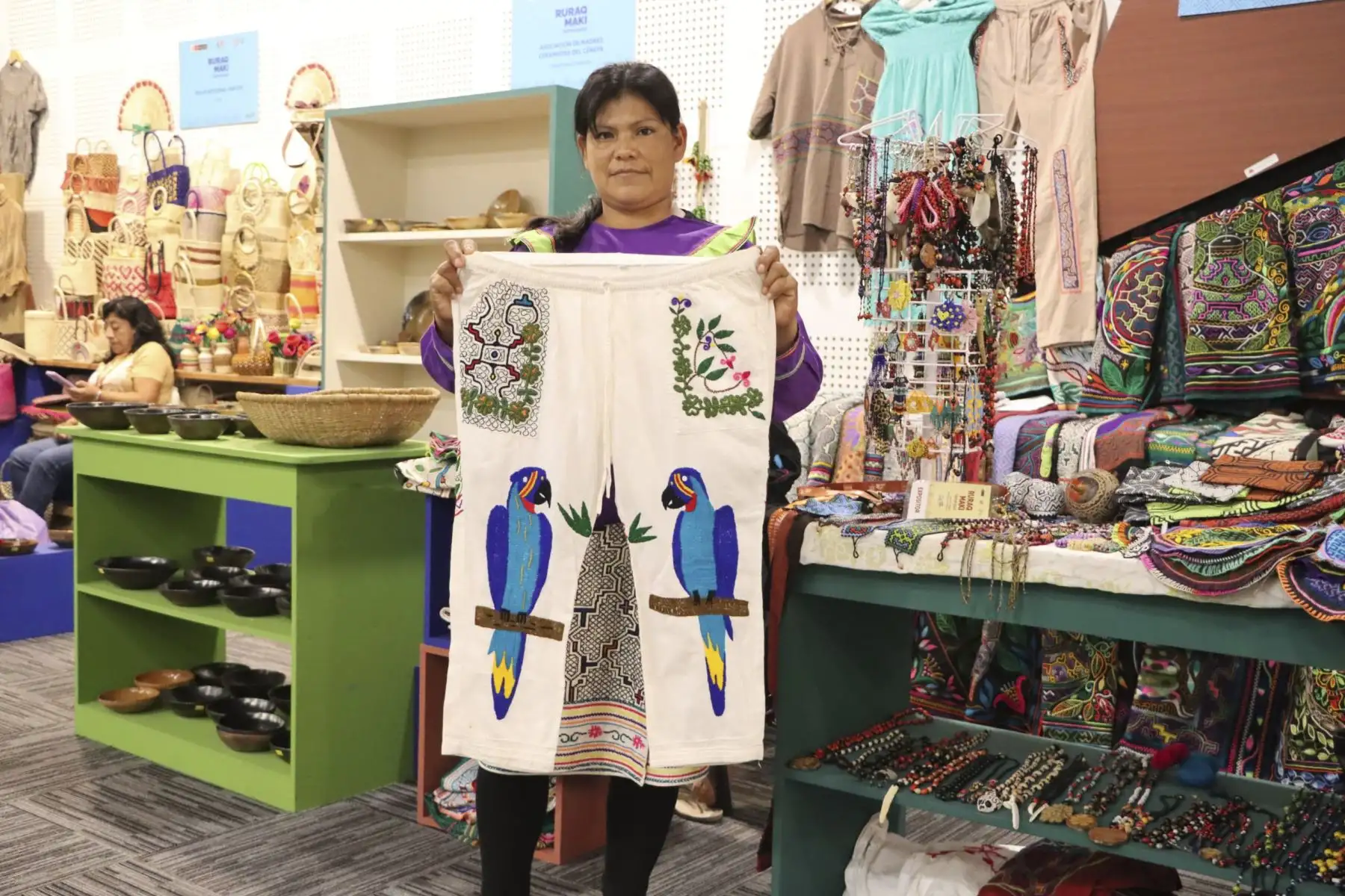 Representantes de las comunidades de la región Ucayali, llegaron con lo mejor de sus prendas, accesorios y bordados, a la exposición - venta más importante del arte tradicional, Rurak maki. Foto: Mincul
