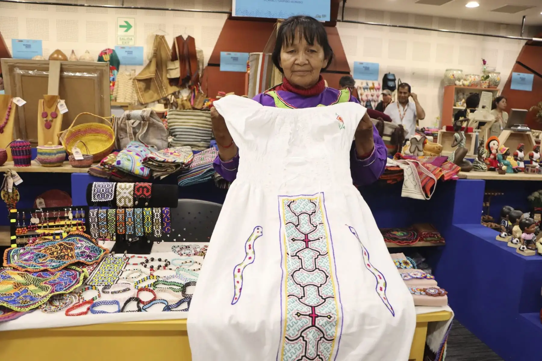 Representantes de las comunidades de la región Ucayali, llegaron con lo mejor de sus prendas, accesorios y bordados, a la exposición - venta más importante del arte tradicional: Rurak maki. Foto: Mincul