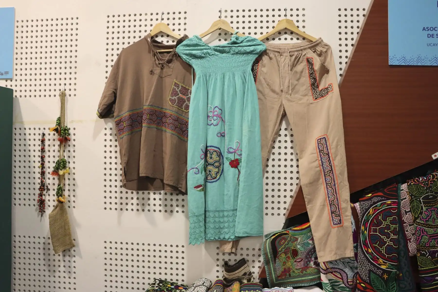 Representantes de las comunidades de la región Ucayali, llegaron con lo mejor de sus prendas, accesorios y bordados, a la exposición - venta más importante del arte tradicional: Rurak maki. Foto: Mincul