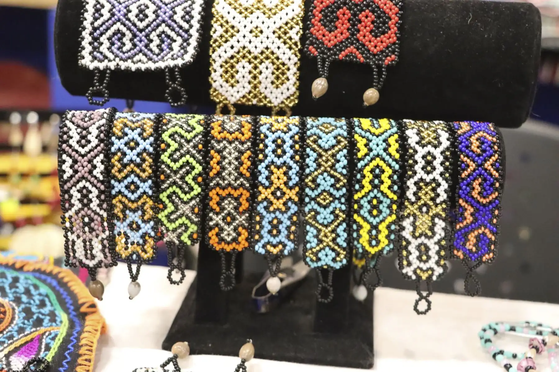 Representantes de las comunidades de la región Ucayali, llegaron con lo mejor de sus prendas, accesorios y bordados, a la exposición - venta más importante del arte tradicional: Rurak maki. Foto: Mincul