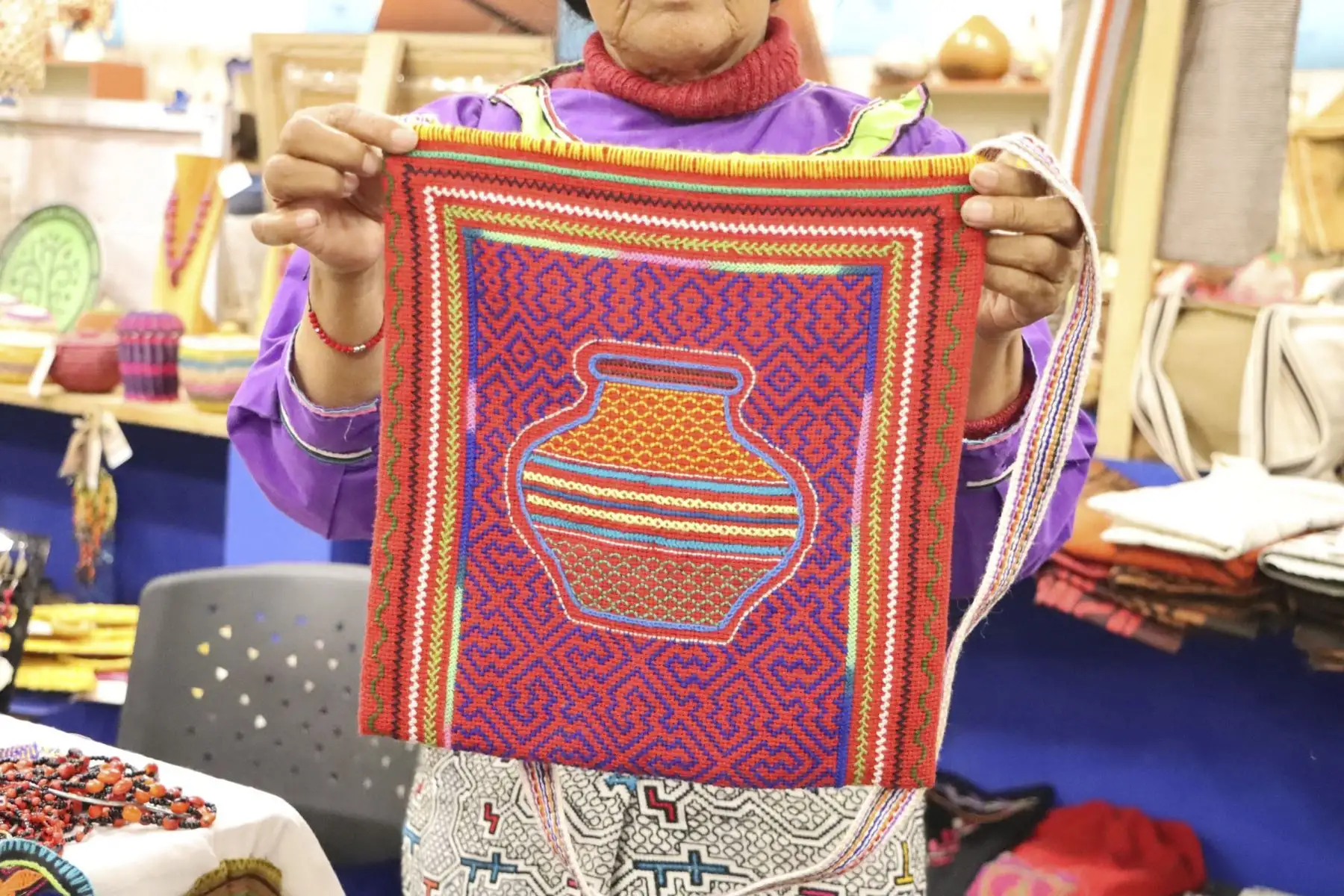 Representantes de las comunidades de la región Ucayali, llegaron con lo mejor de sus prendas, accesorios y bordados, a la exposición - venta más importante del arte tradicional: Rurak maki. Foto: Mincul