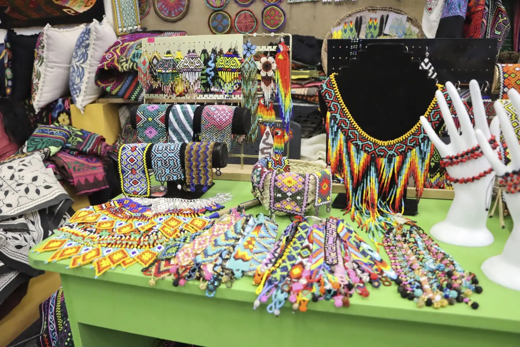 Representantes de las comunidades de la región Ucayali, llegaron con lo mejor de sus prendas, accesorios y bordados, a la exposición - venta más importante del arte tradicional: Rurak maki. Foto: Mincul