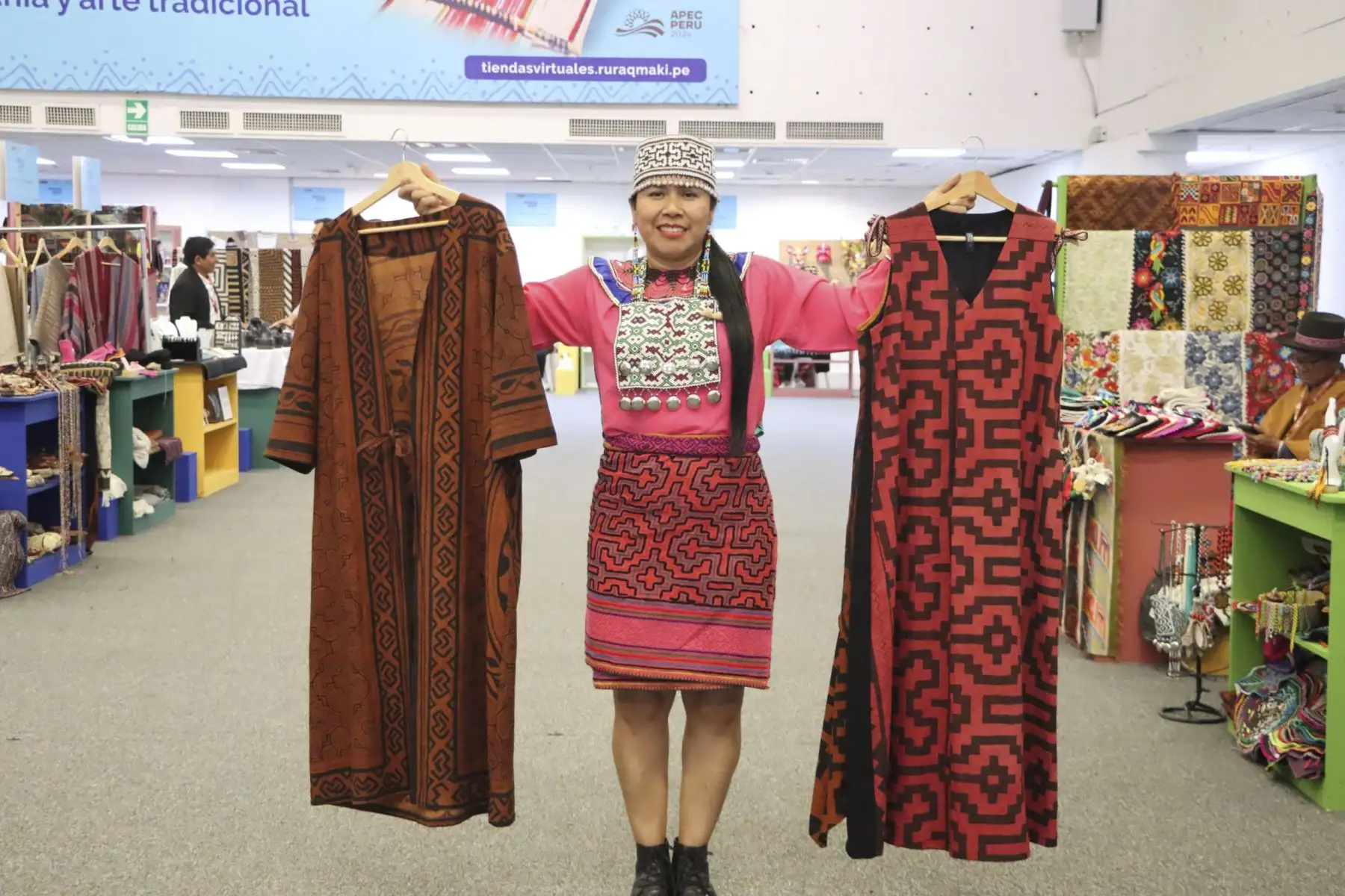 Representantes de las comunidades de la región Ucayali, llegaron con lo mejor de sus prendas, accesorios y bordados, a la exposición - venta más importante del arte tradicional: Rurak maki. Foto: Mincul