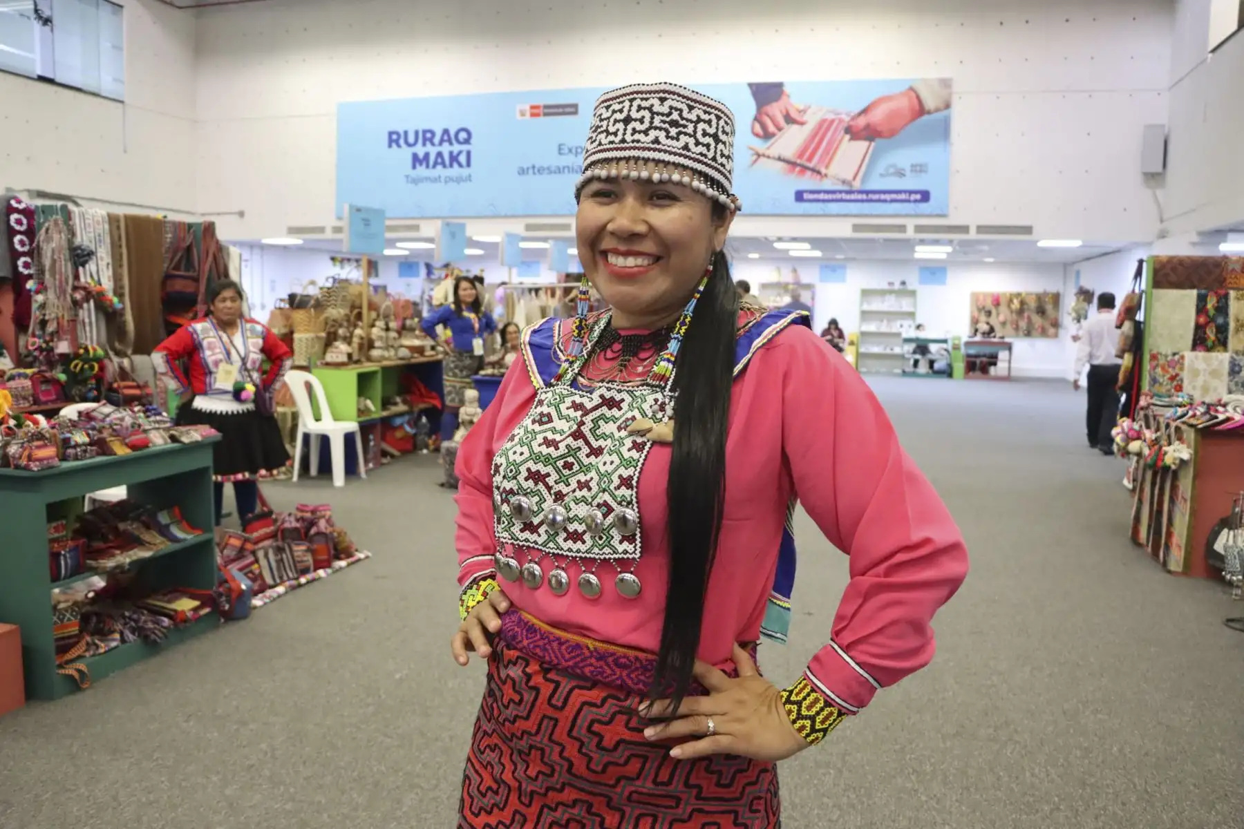 Representantes de las comunidades de la región Ucayali, llegaron con lo mejor de sus prendas, accesorios y bordados, a la exposición - venta más importante del arte tradicional: Rurak maki. Foto: Mincul