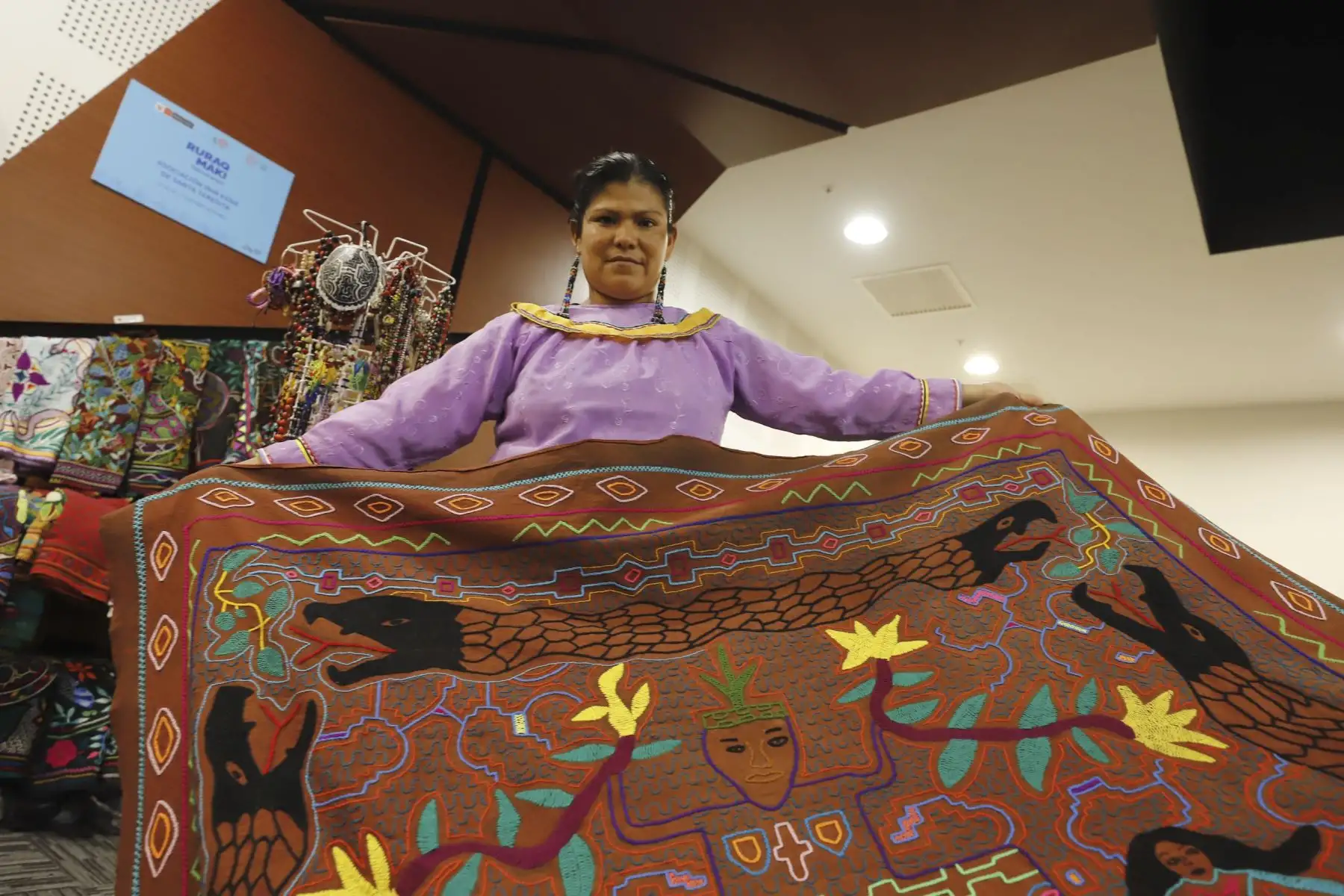 Representantes de las comunidades de la región Ucayali, llegaron con lo mejor de sus prendas, accesorios y bordados, a la exposición - venta más importante del arte tradicional: Rurak maki. Foto: Mincul